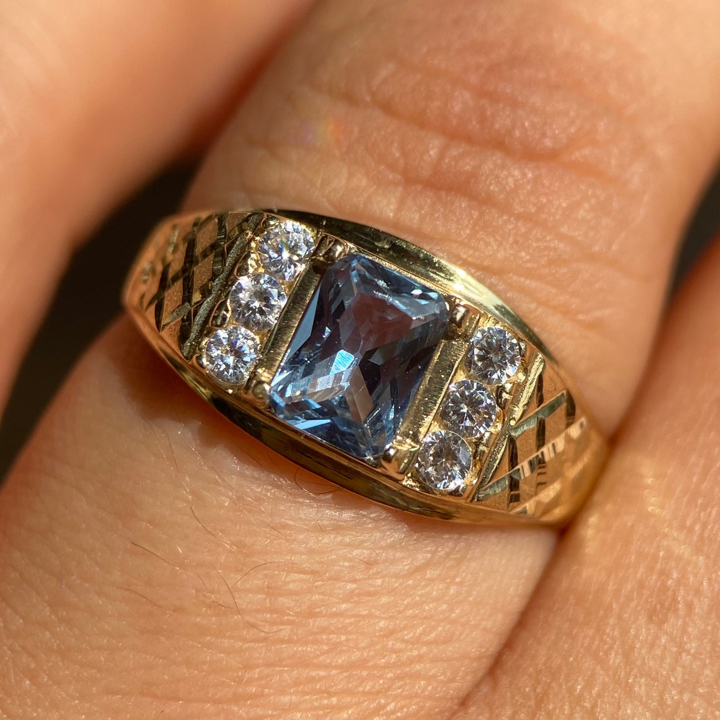 Anillo para hombre oro amarillo 10k con circonias Mod06