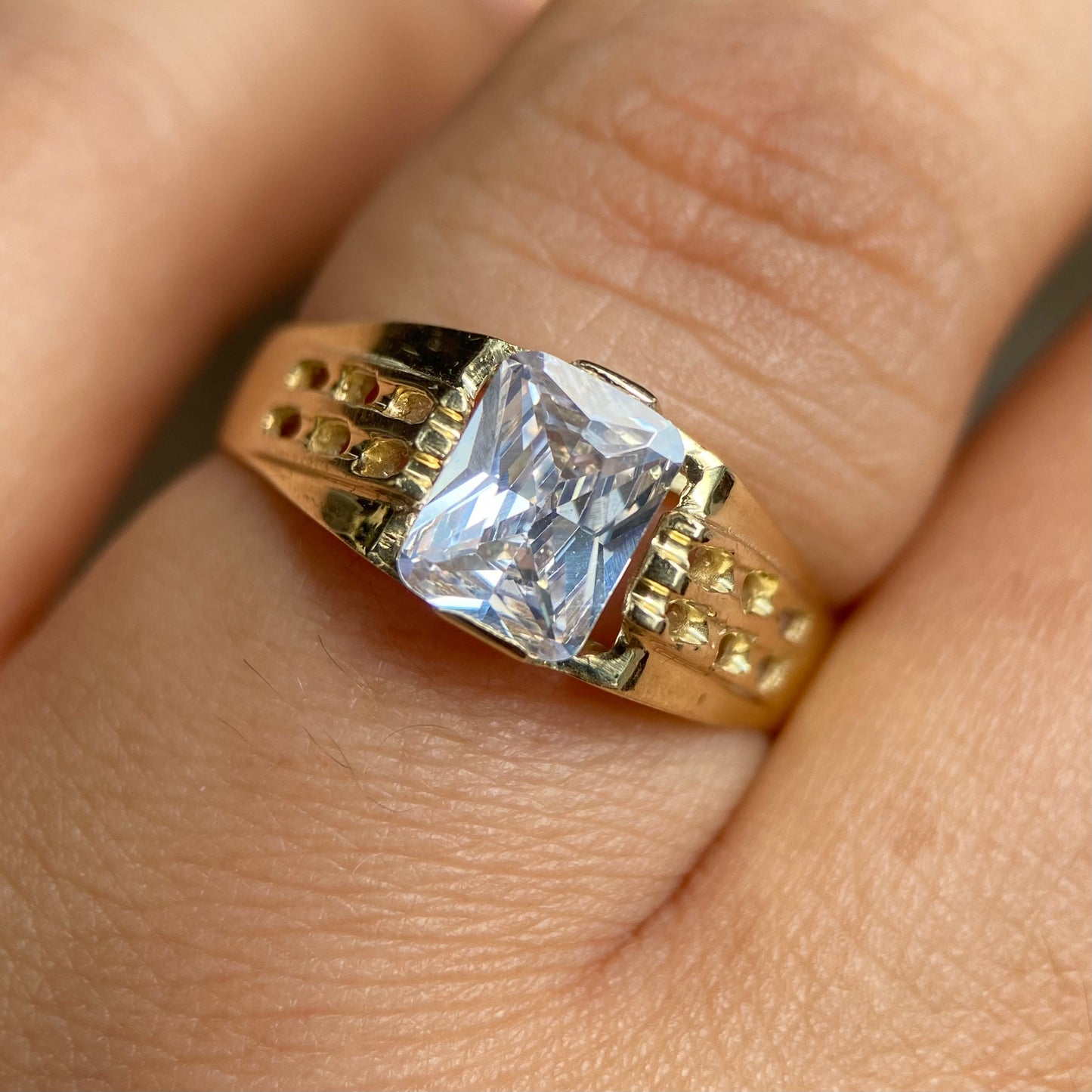 Anillo para Hombre en oro amarillo 10k con circonias Mod11