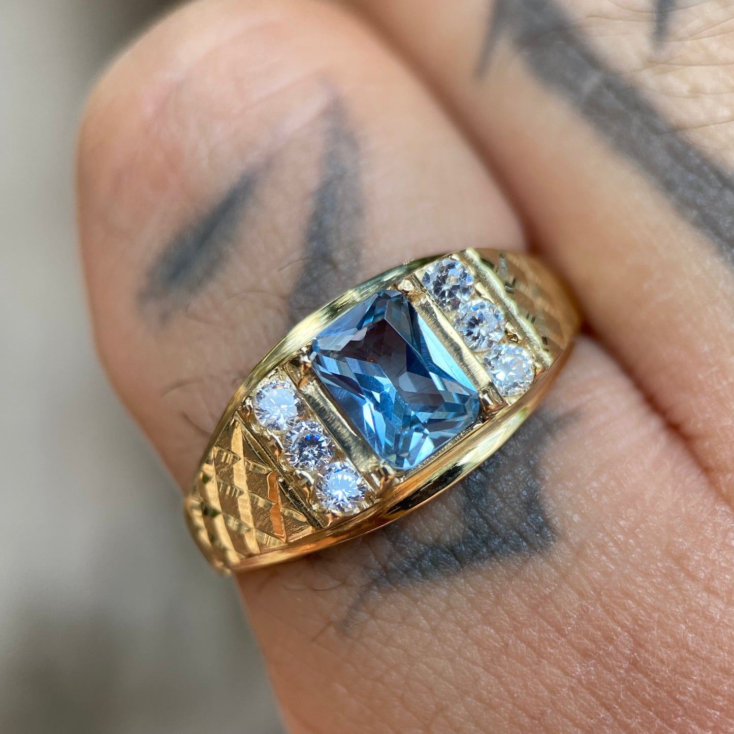 Anillo para hombre oro amarillo 10k con circonias Mod06