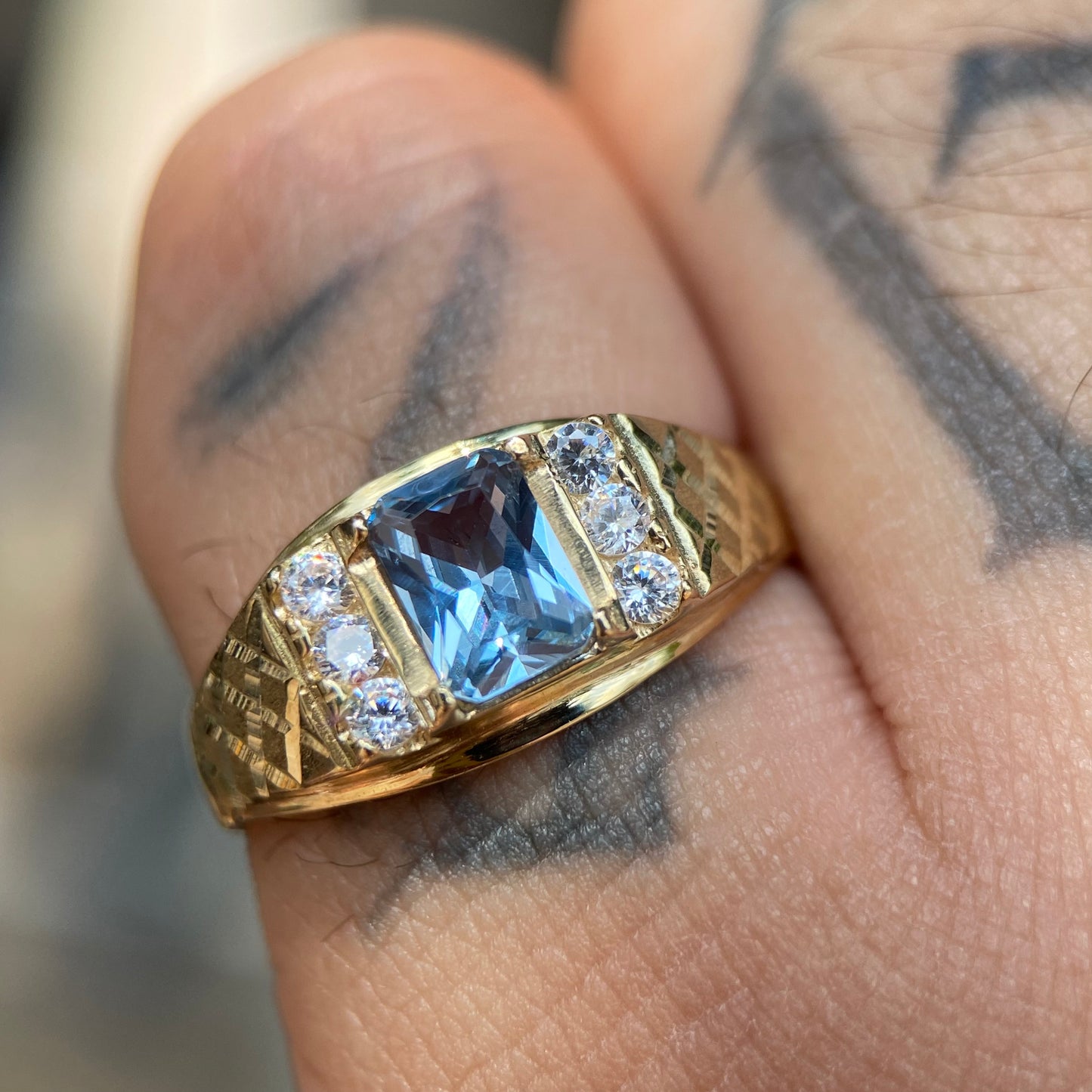 Anillo para hombre oro amarillo 10k con circonias Mod06
