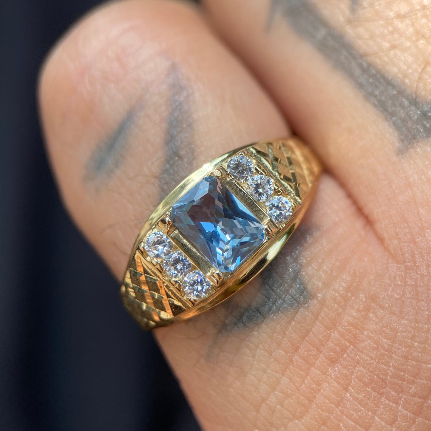 Anillo para hombre oro amarillo 10k con circonias Mod06