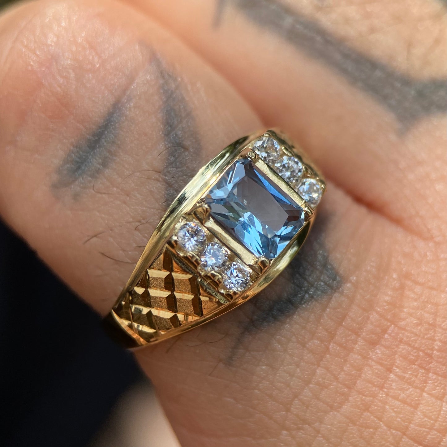 Anillo para hombre oro amarillo 10k con circonias Mod06