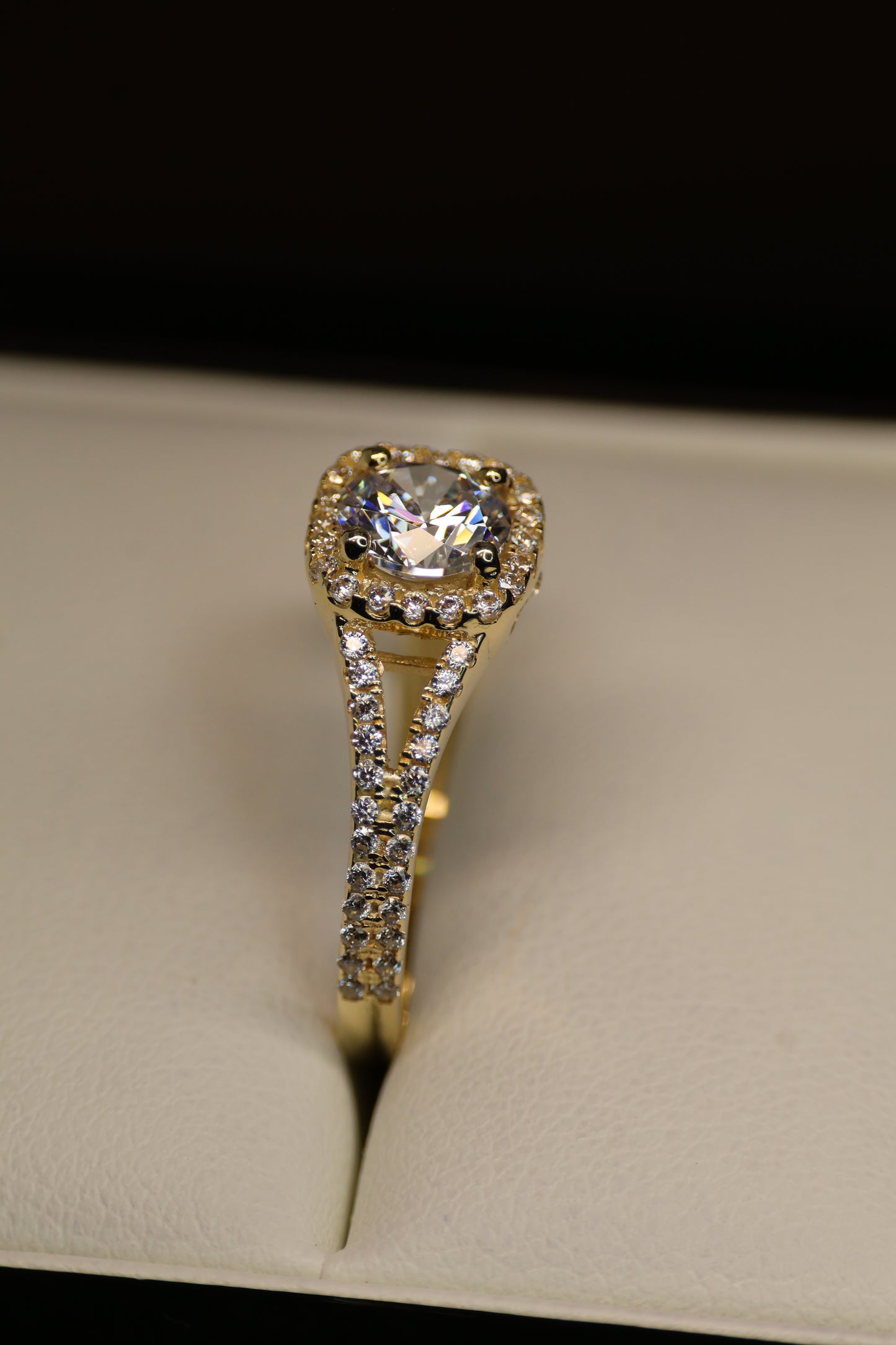 Anillo en Oro Amarillo 10k con Circonias Mod. 15923