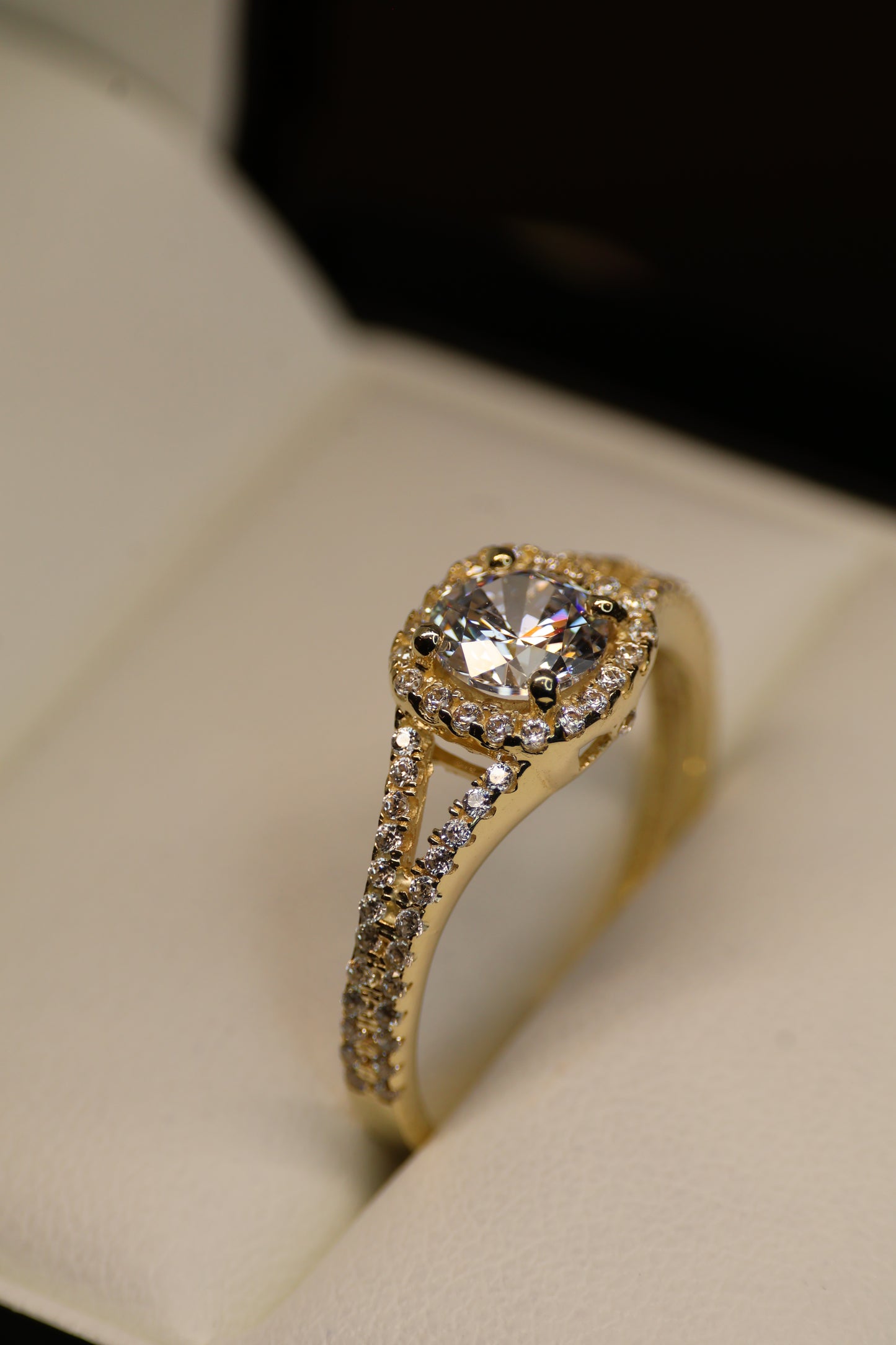 Anillo en Oro Amarillo 10k con Circonias Mod. 15923
