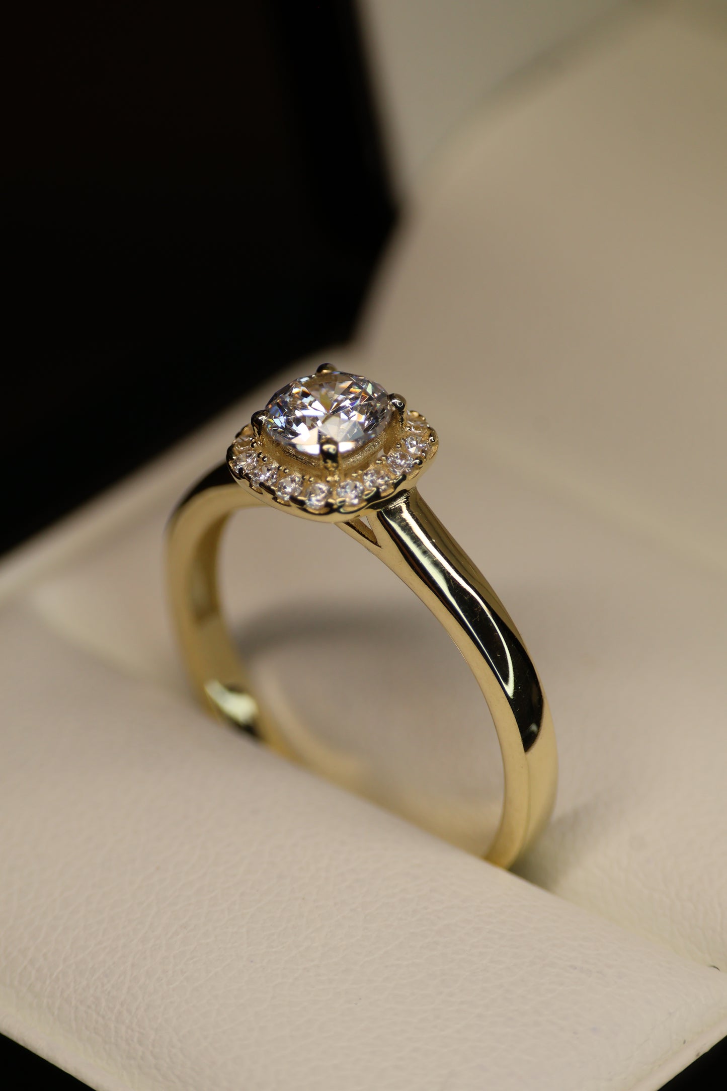 Anillo en Oro Amarillo 10k con Circonia Mod.15924