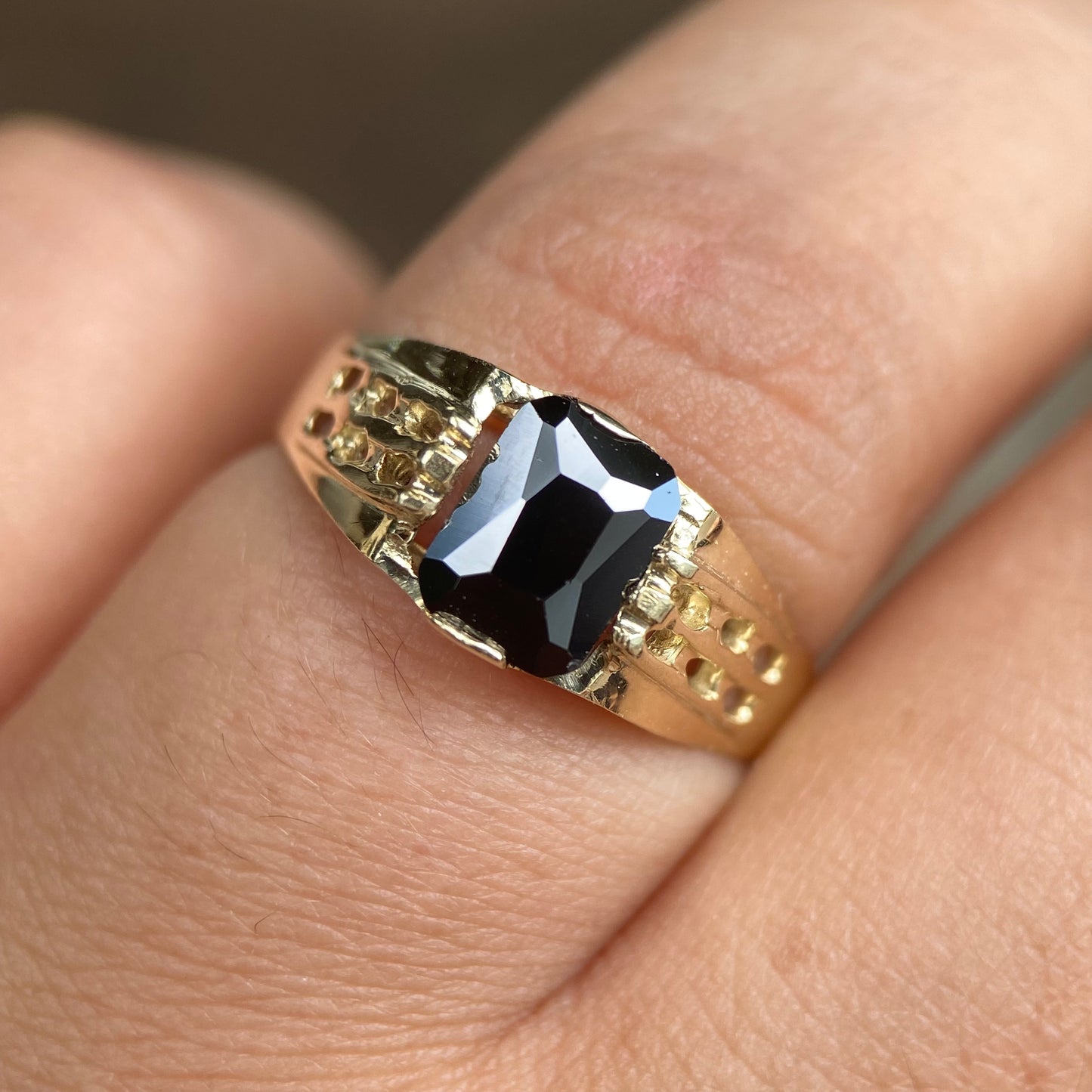Anillo para hombre en oro amarillo 10k con circonia negra Mod10