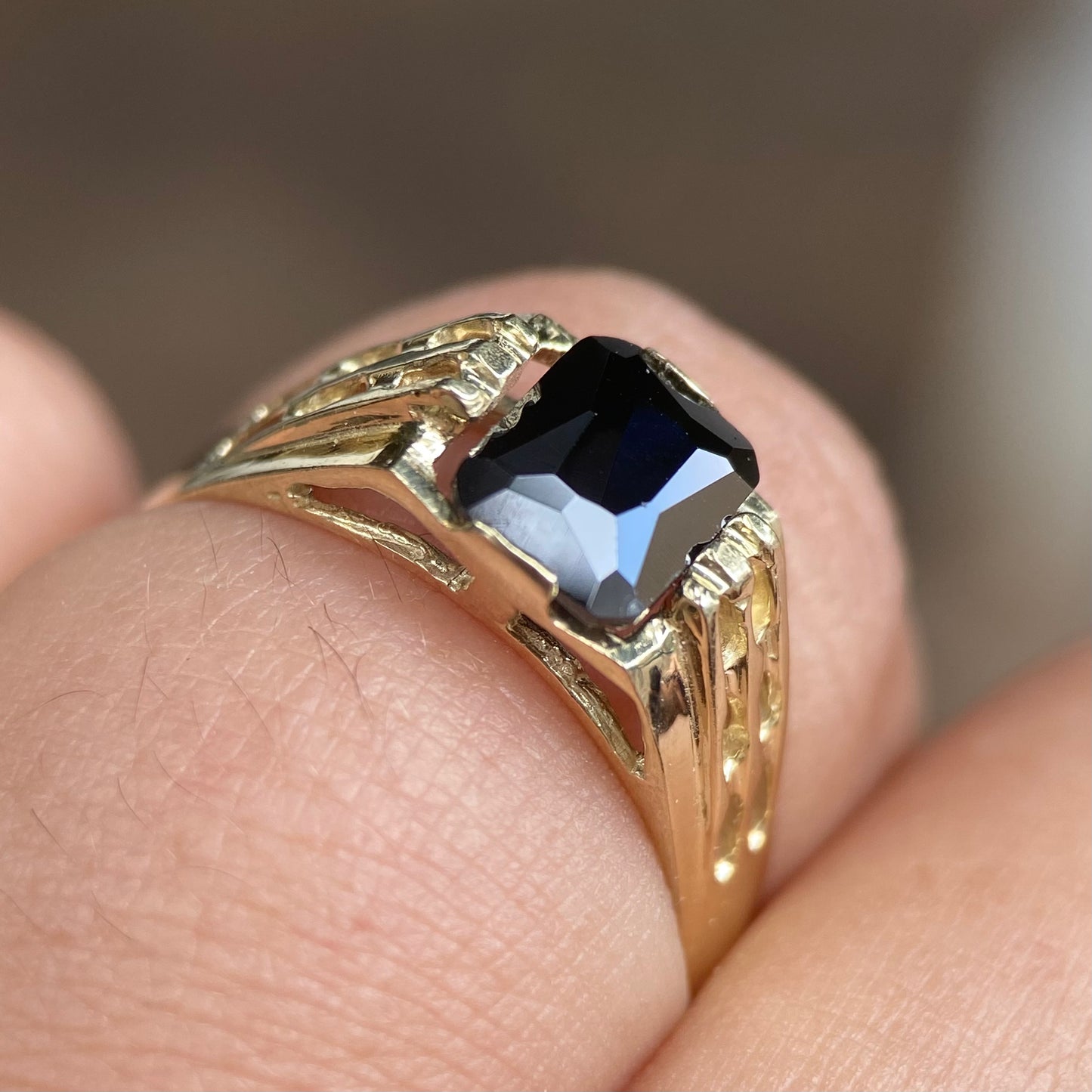Anillo para hombre en oro amarillo 10k con circonia negra Mod10