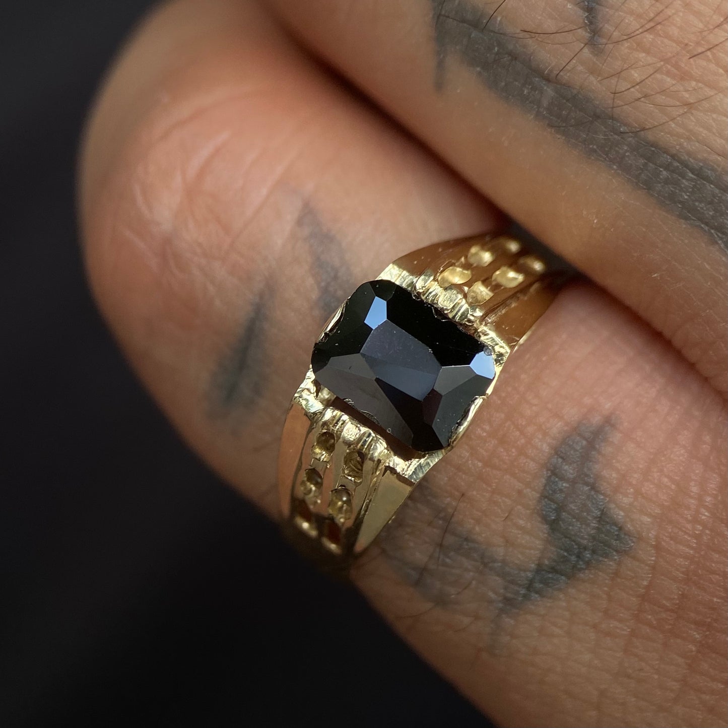 Anillo para hombre en oro amarillo 10k con circonia negra Mod10