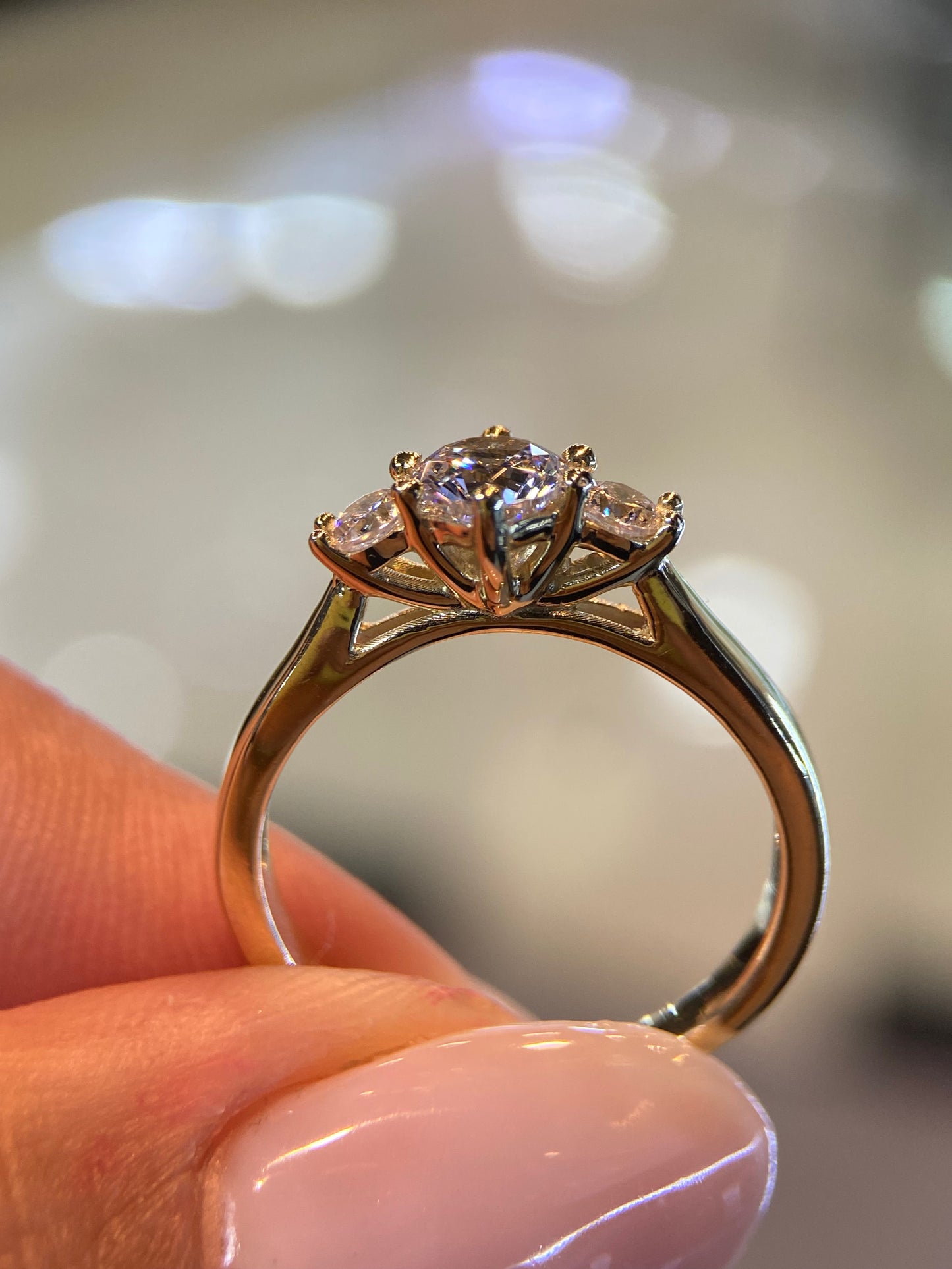 Anillo Hanna en Oro Amarillo 10k con Circonias Mod. 15522