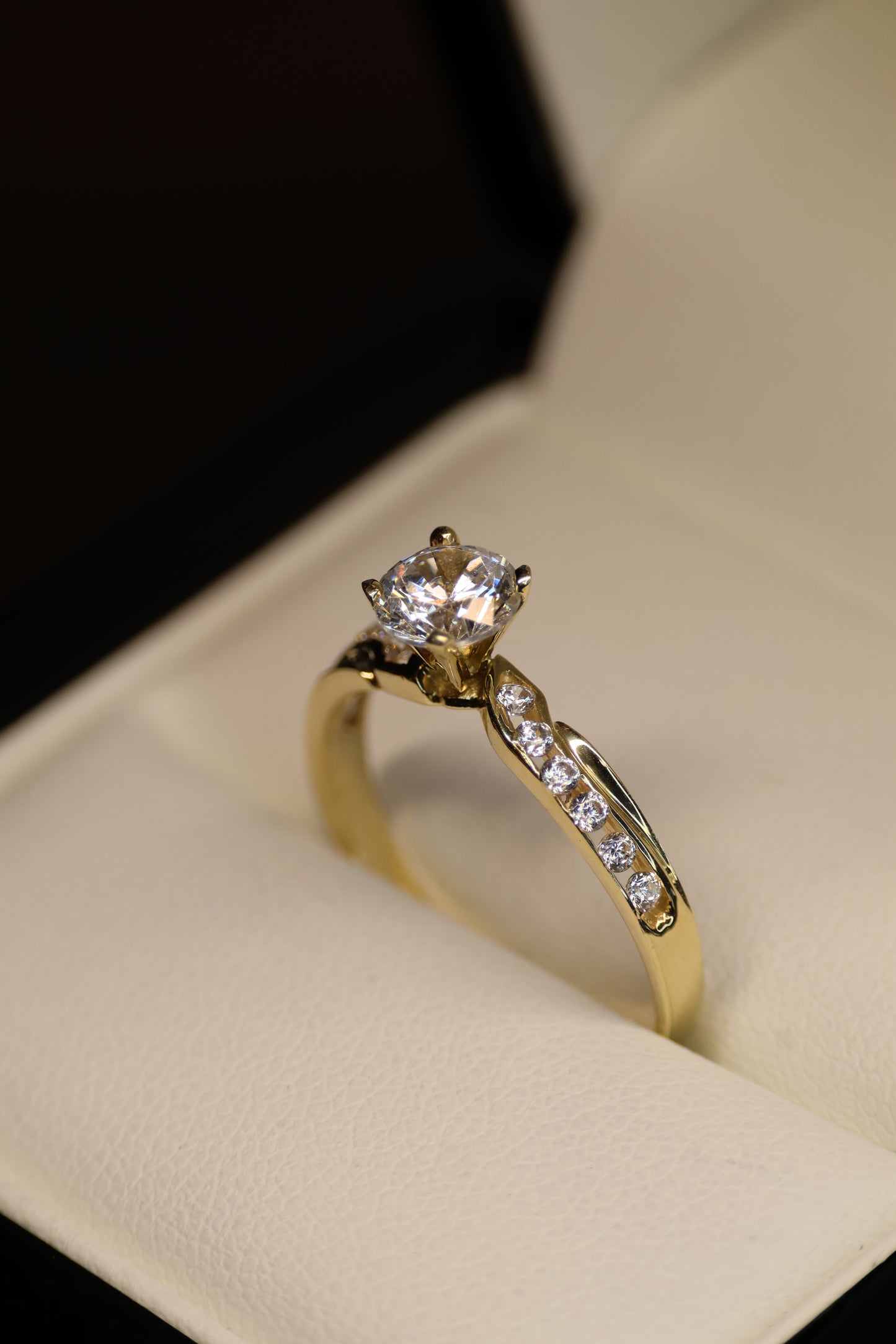 Anillo en Oro Amarillo 10k con Circonia Mod. 15930