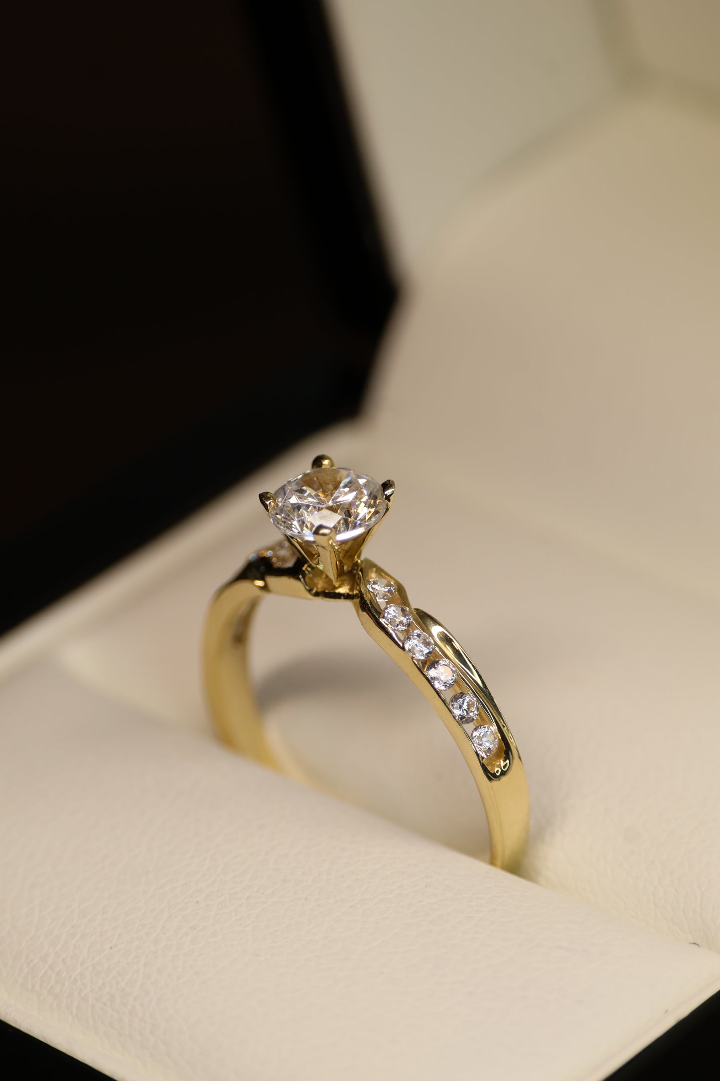 Anillo en Oro Amarillo 10k con Circonia Mod. 15930