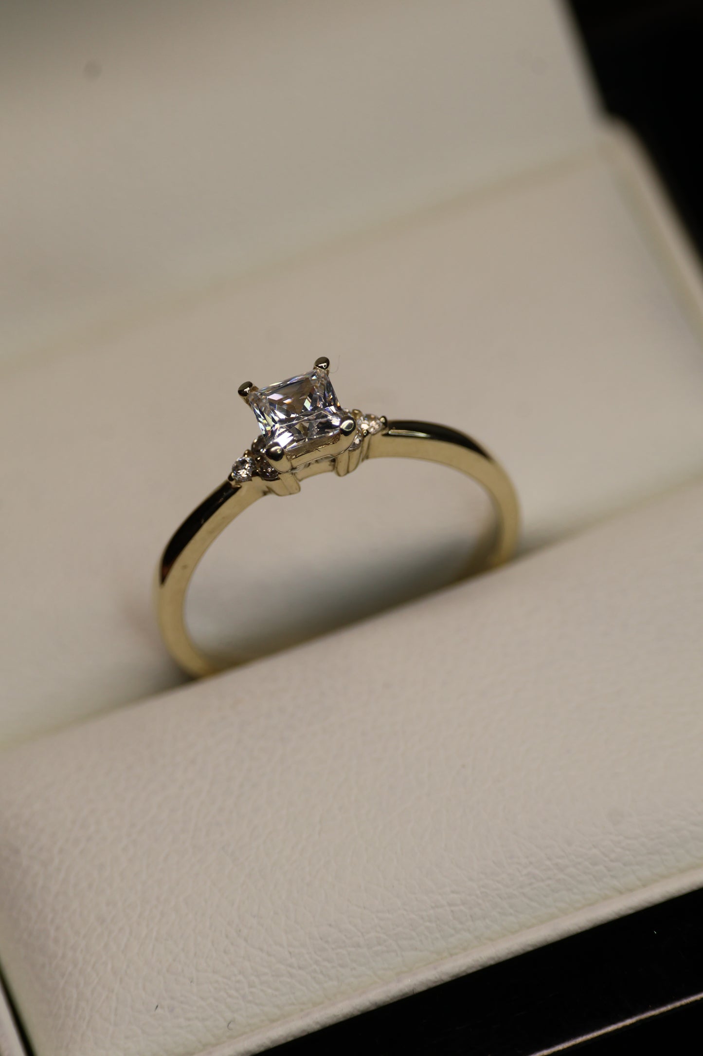 Anillo en Oro Amarillo 10kcon Circonias Mod. 15931