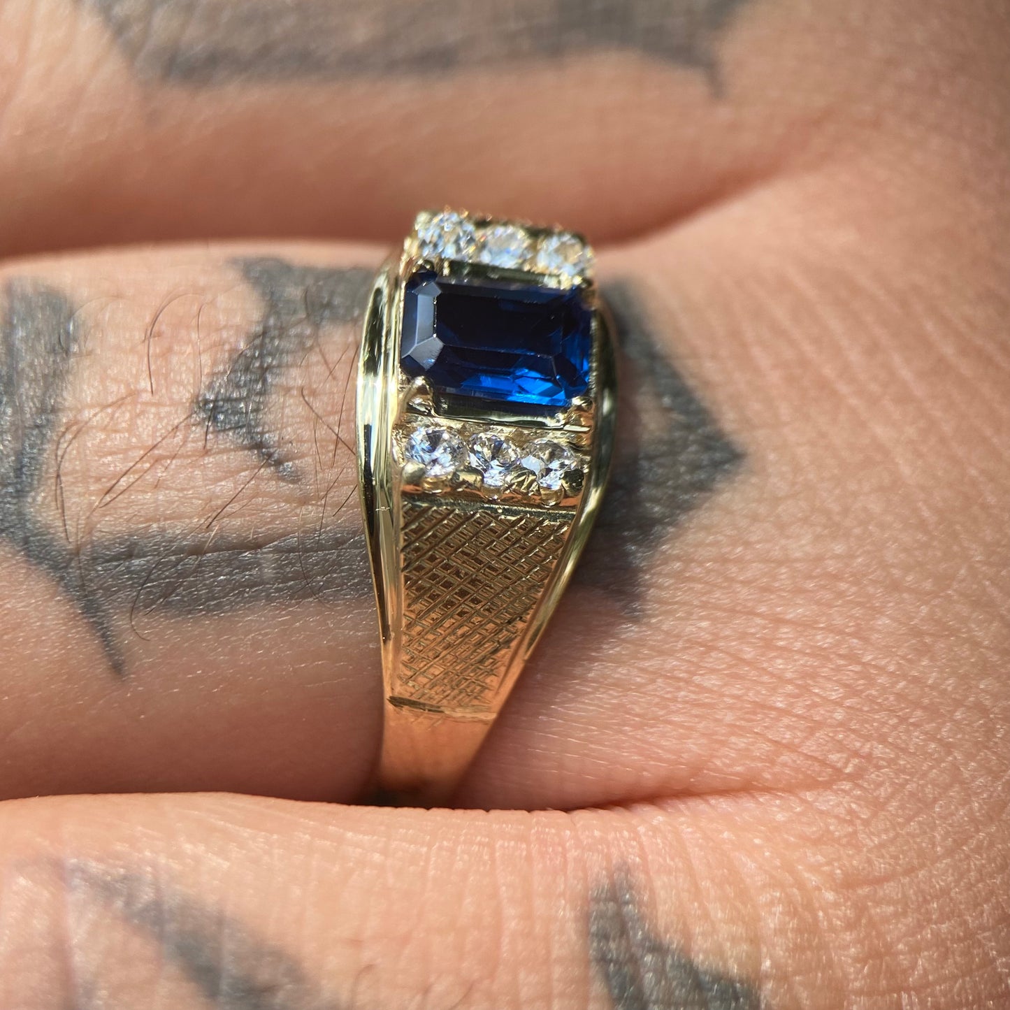 Anillo para Hombre en oro amarillo de 10k con circonias Mod017