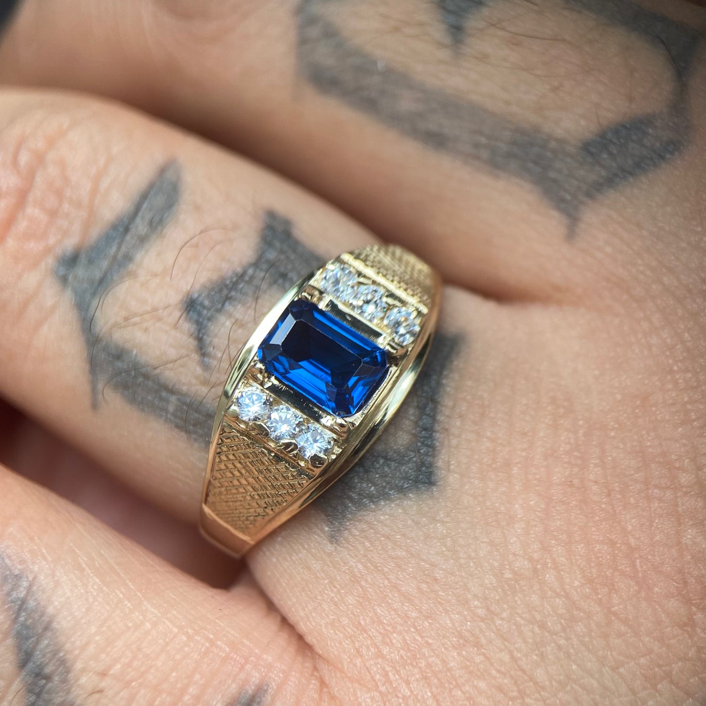 Anillo para Hombre en oro amarillo de 10k con circonias Mod017