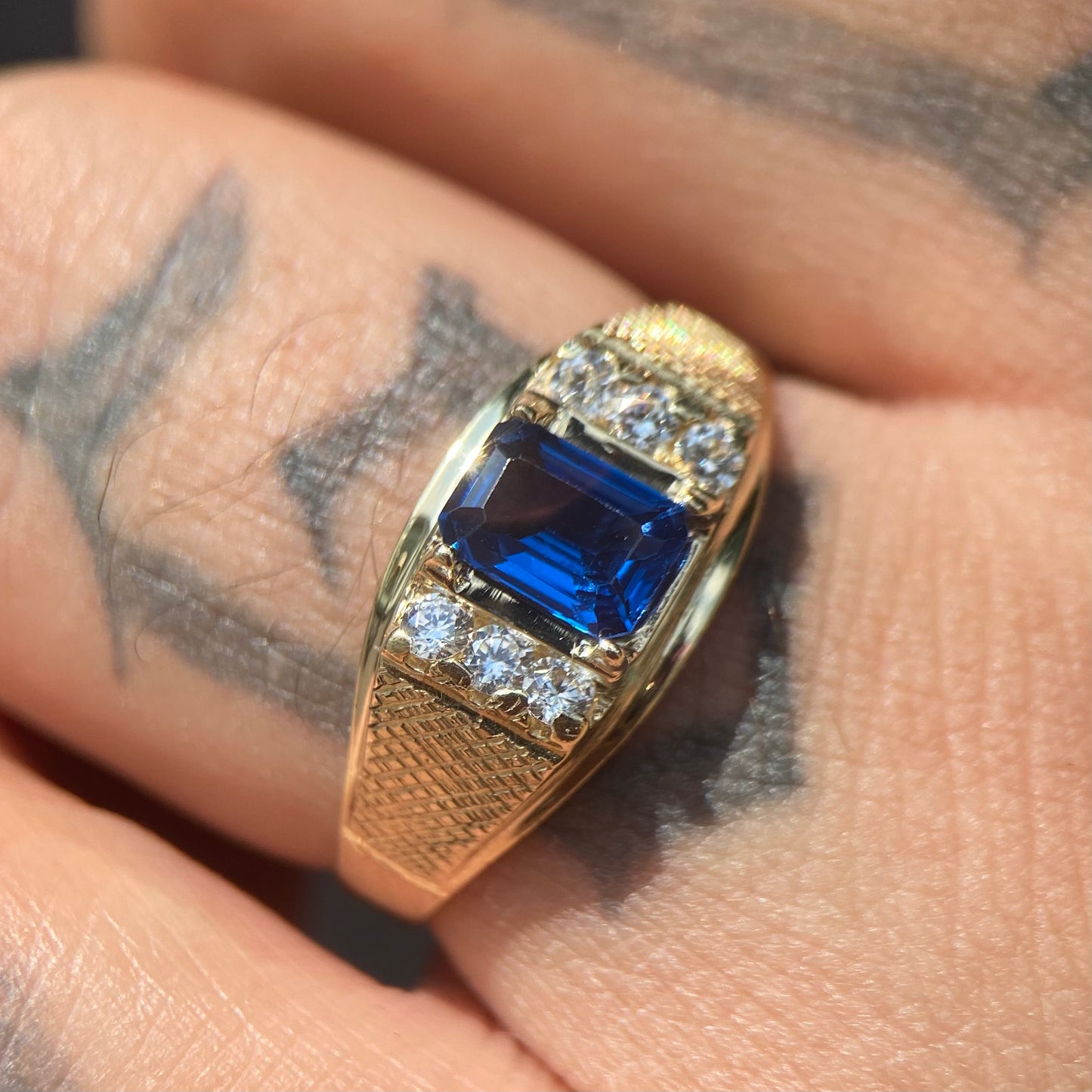 Anillo para Hombre en oro amarillo de 10k con circonias Mod017