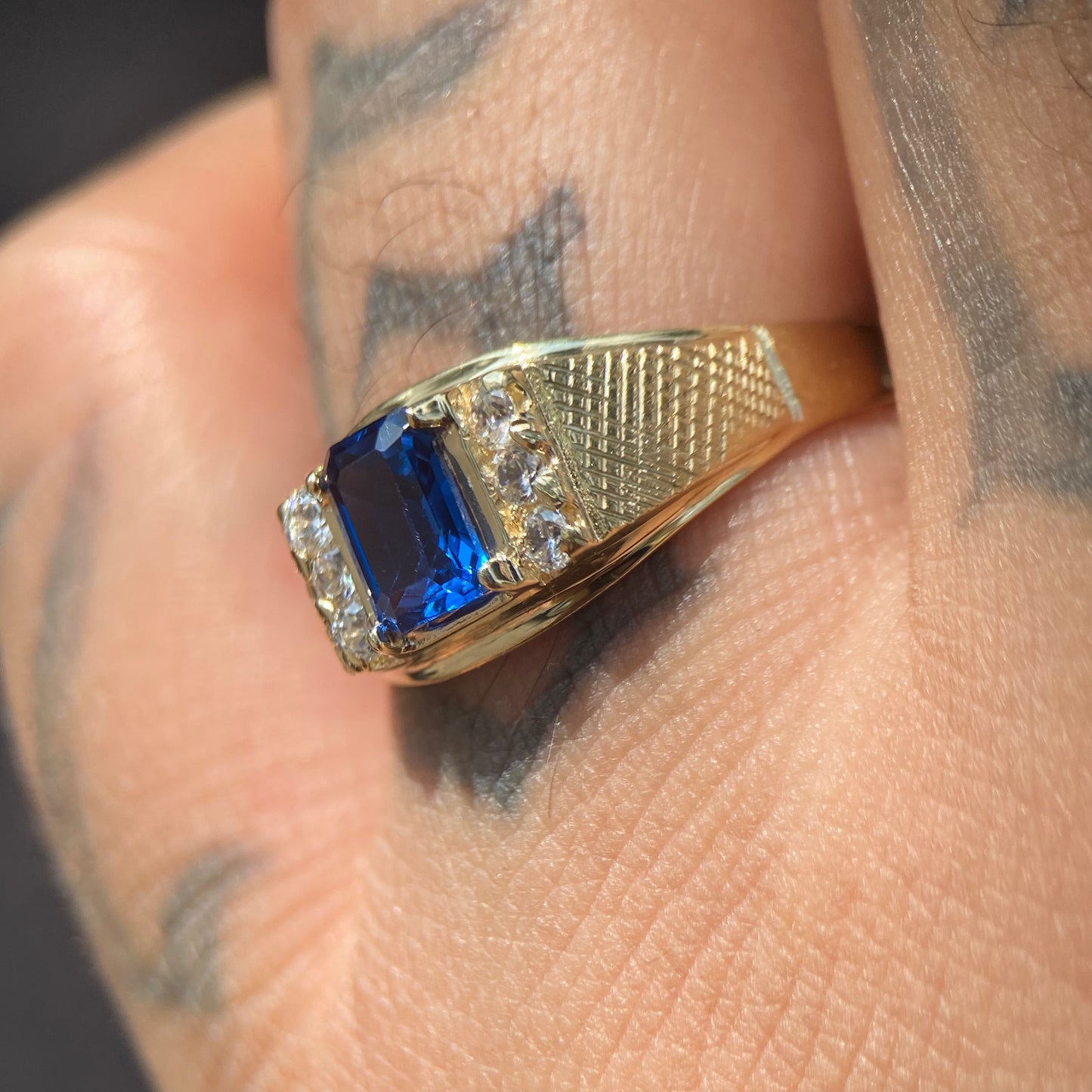 Anillo para Hombre en oro amarillo de 10k con circonias Mod017