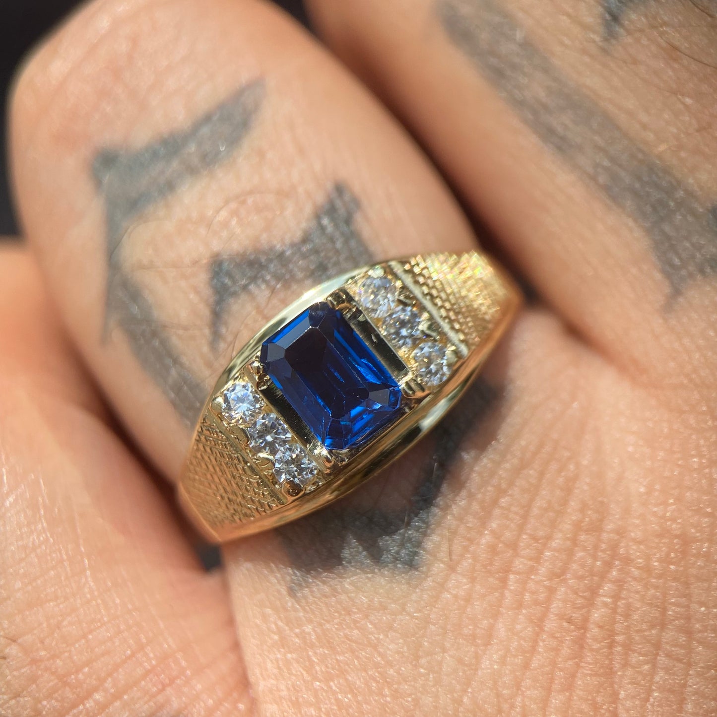 Anillo para Hombre en oro amarillo de 10k con circonias Mod017