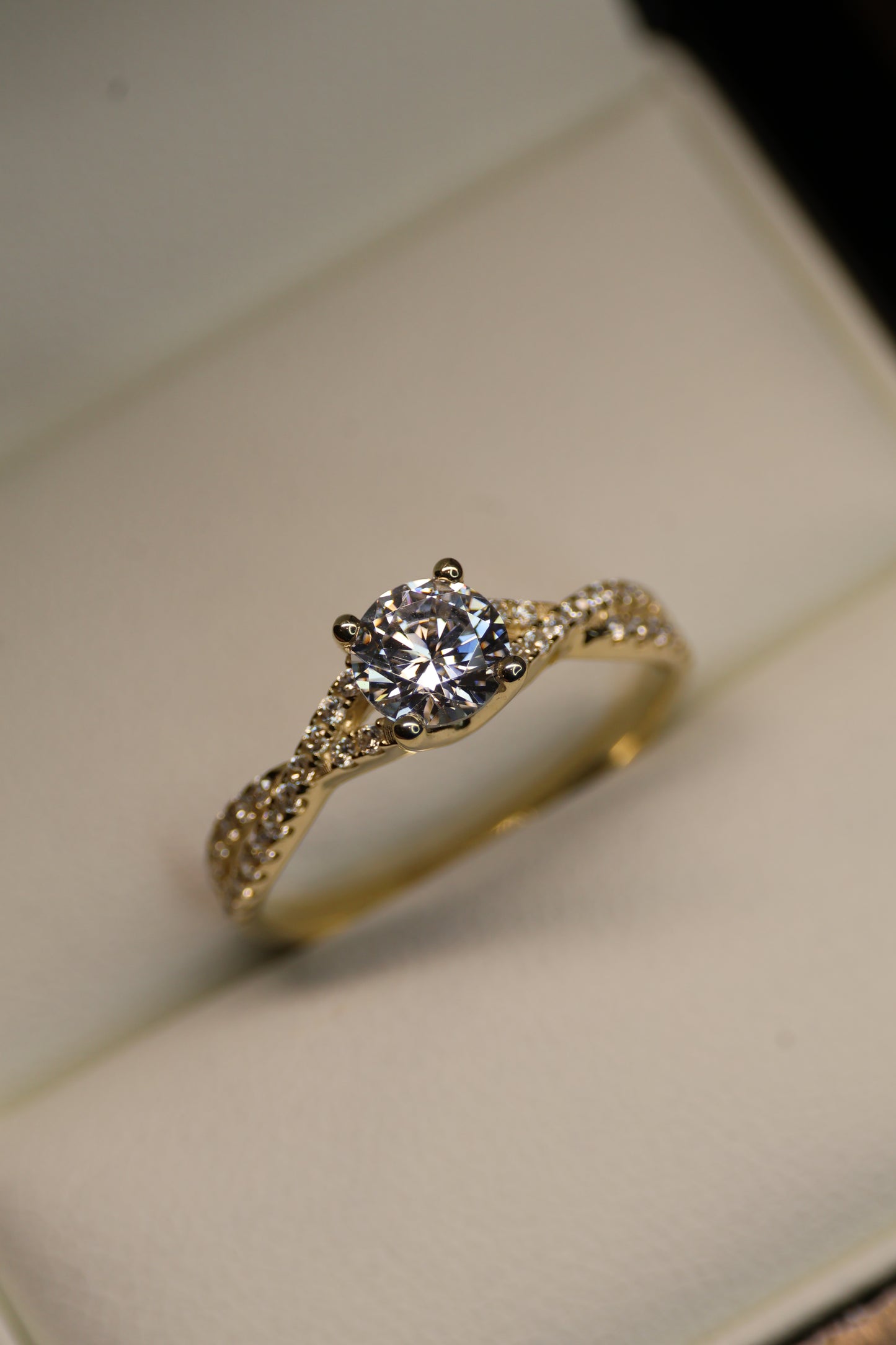 Anillo en Oro Amarillo 10k con Circonias Mod.15938