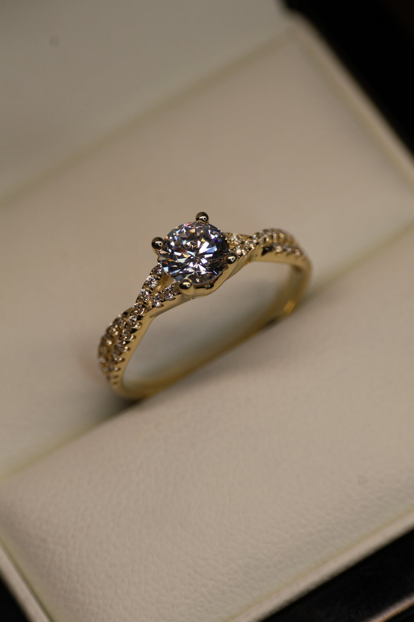 Anillo en Oro Amarillo 10k con Circonias Mod.15938