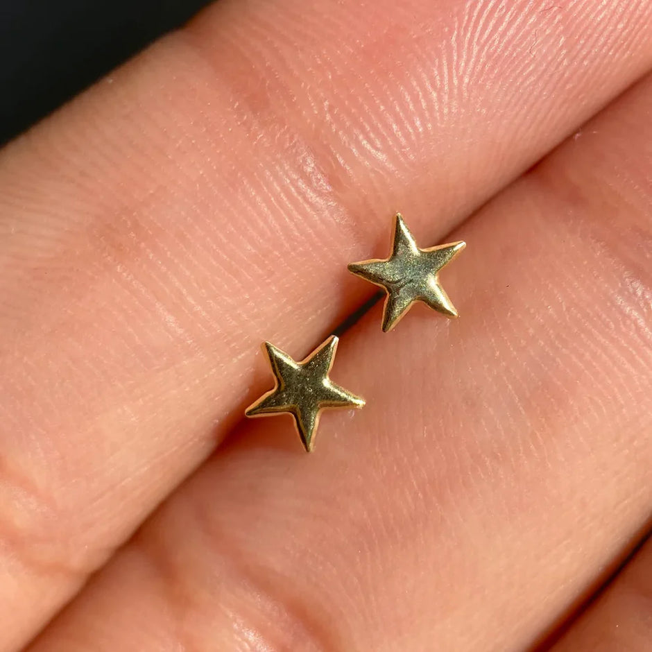 Broqueles Estrella Lisa en Oro Amarillo 10k Cod. BRO324 4.5mm