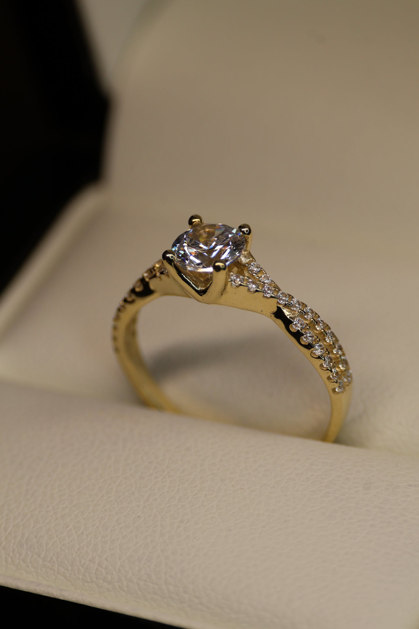 Anillo en Oro Amarillo 10k con Circonias Mod.15938