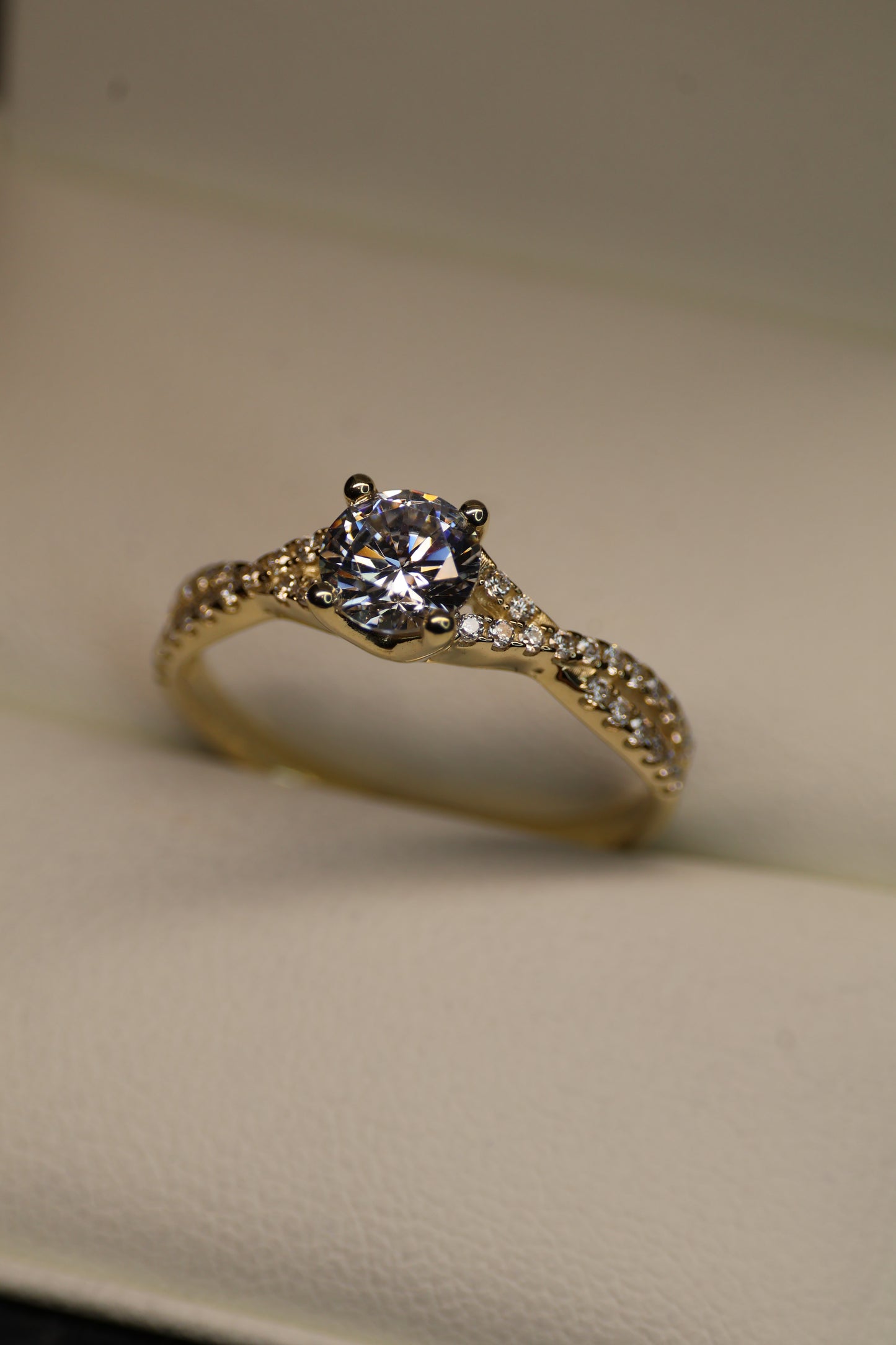 Anillo en Oro Amarillo 10k con Circonias Mod.15938
