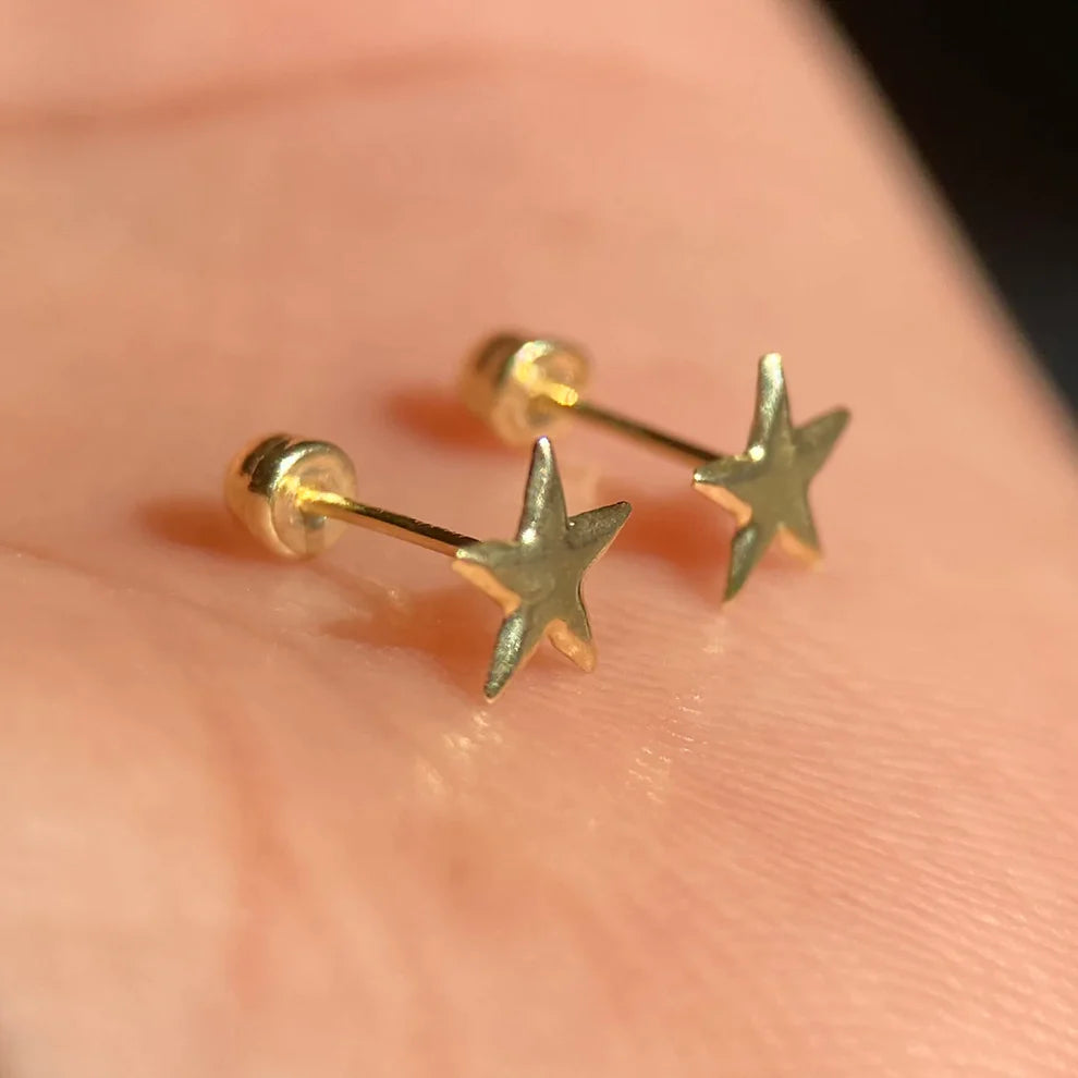 Broqueles Estrella Lisa en Oro Amarillo 10k Cod. BRO324 4.5mm