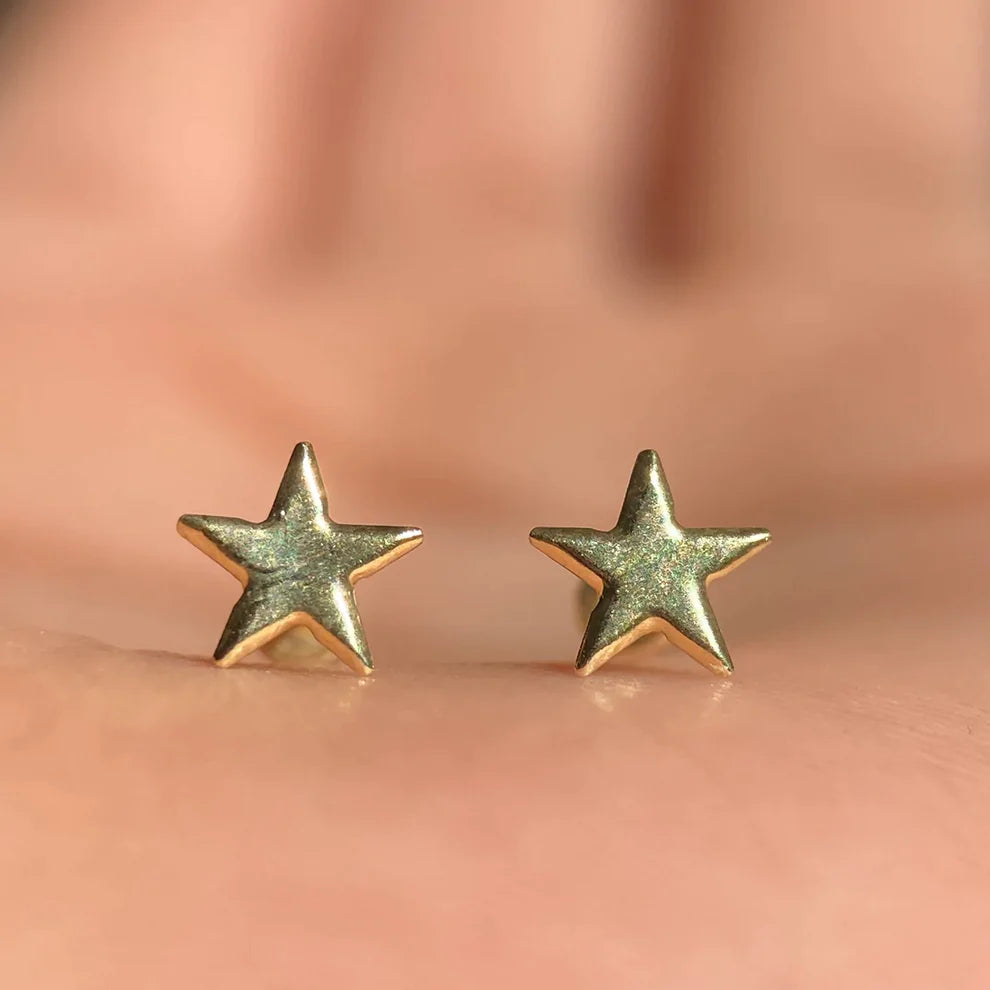 Broqueles Estrella Lisa en Oro Amarillo 10k Cod. BRO324 4.5mm