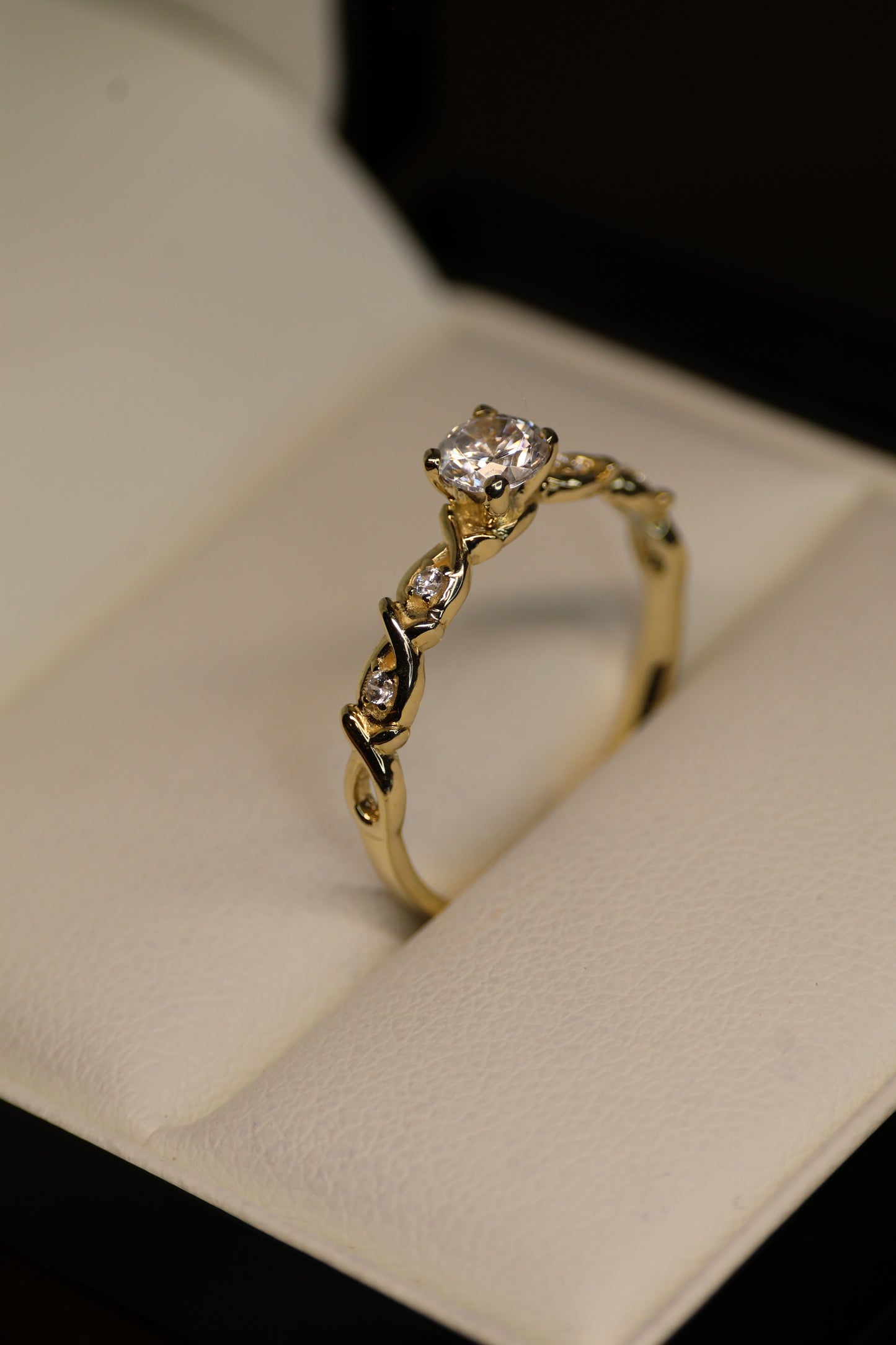 Anillo en Oro Amarillo 10k con Circonias Mod.15931