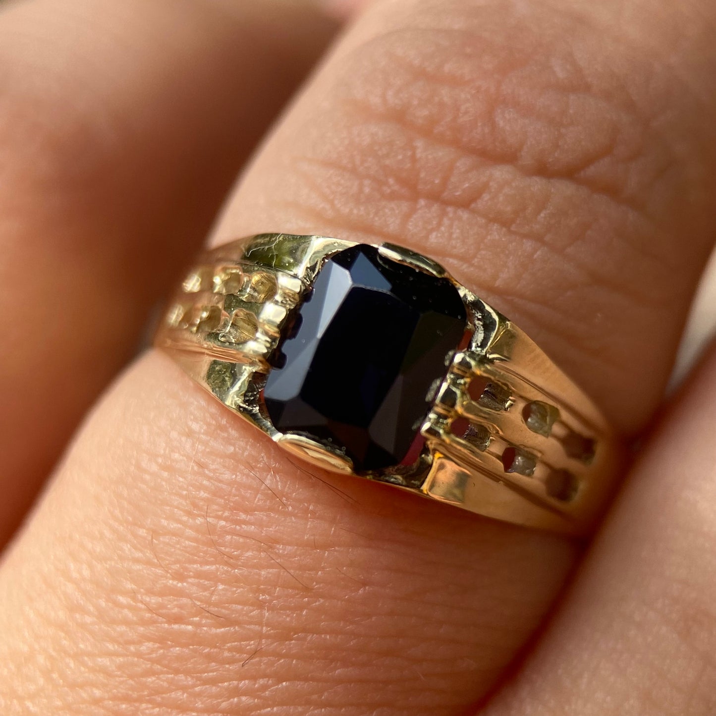 Anillo para hombre en oro amarillo 10k con circonia negra Mod10
