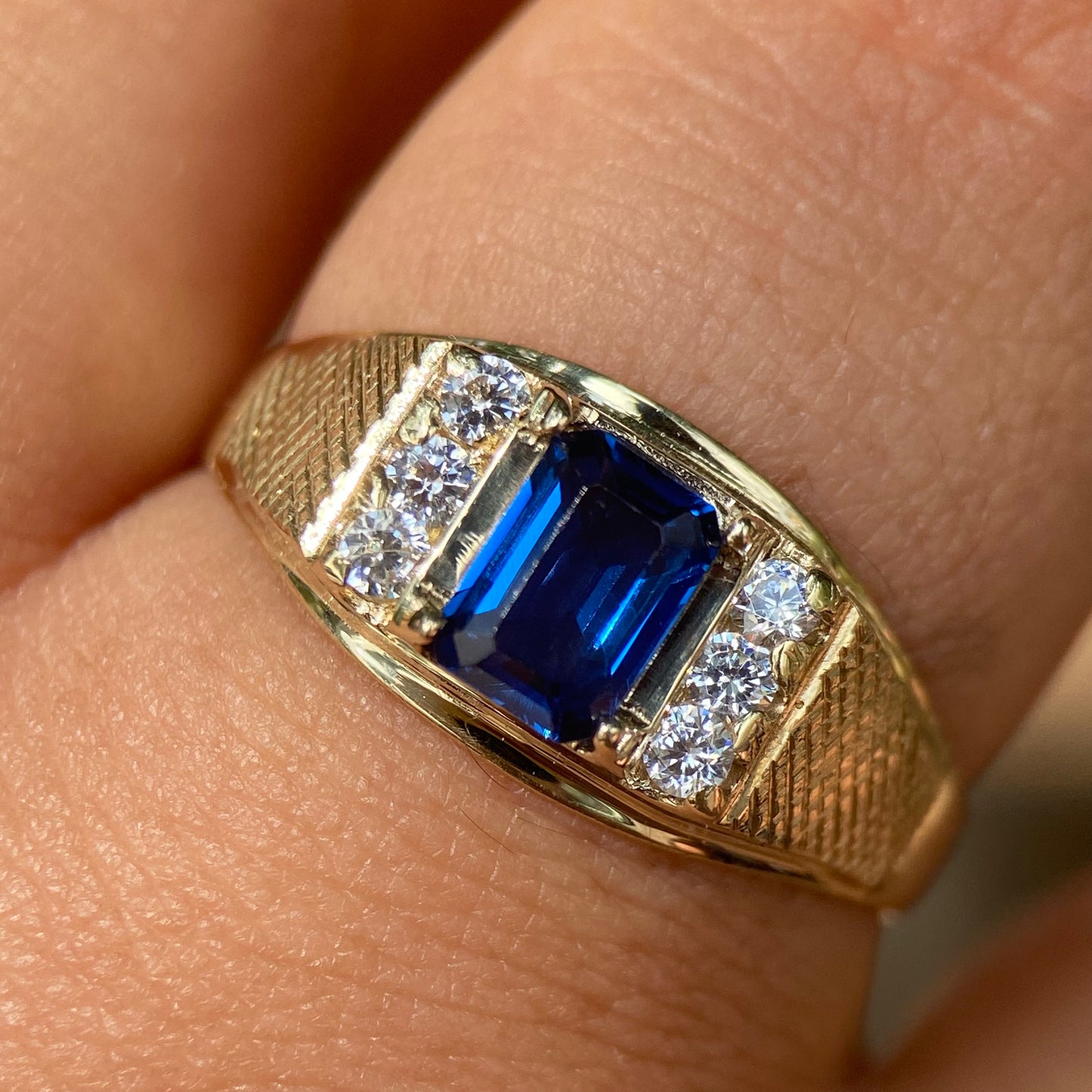 Anillo para Hombre en oro amarillo de 10k con circonias Mod017