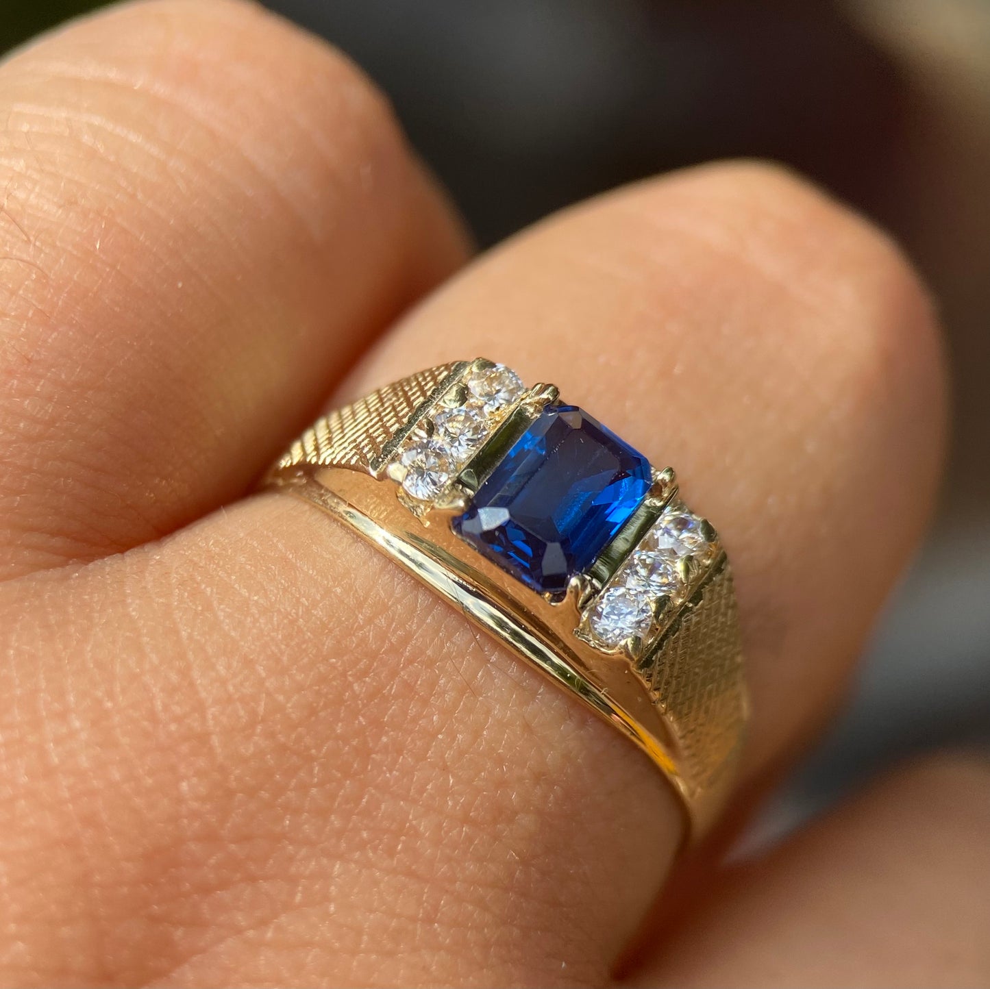 Anillo para Hombre en oro amarillo de 10k con circonias Mod017
