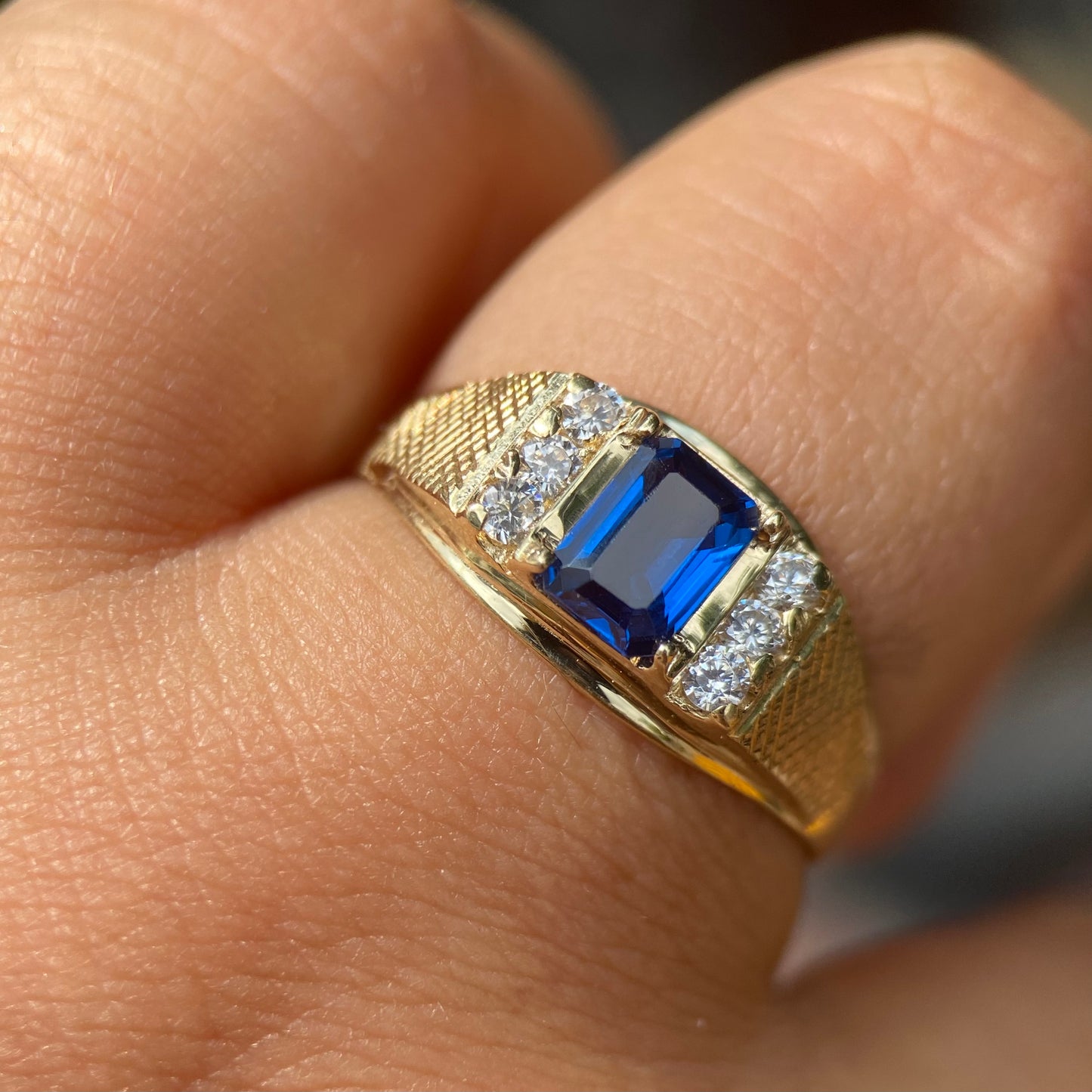 Anillo para Hombre en oro amarillo de 10k con circonias Mod017