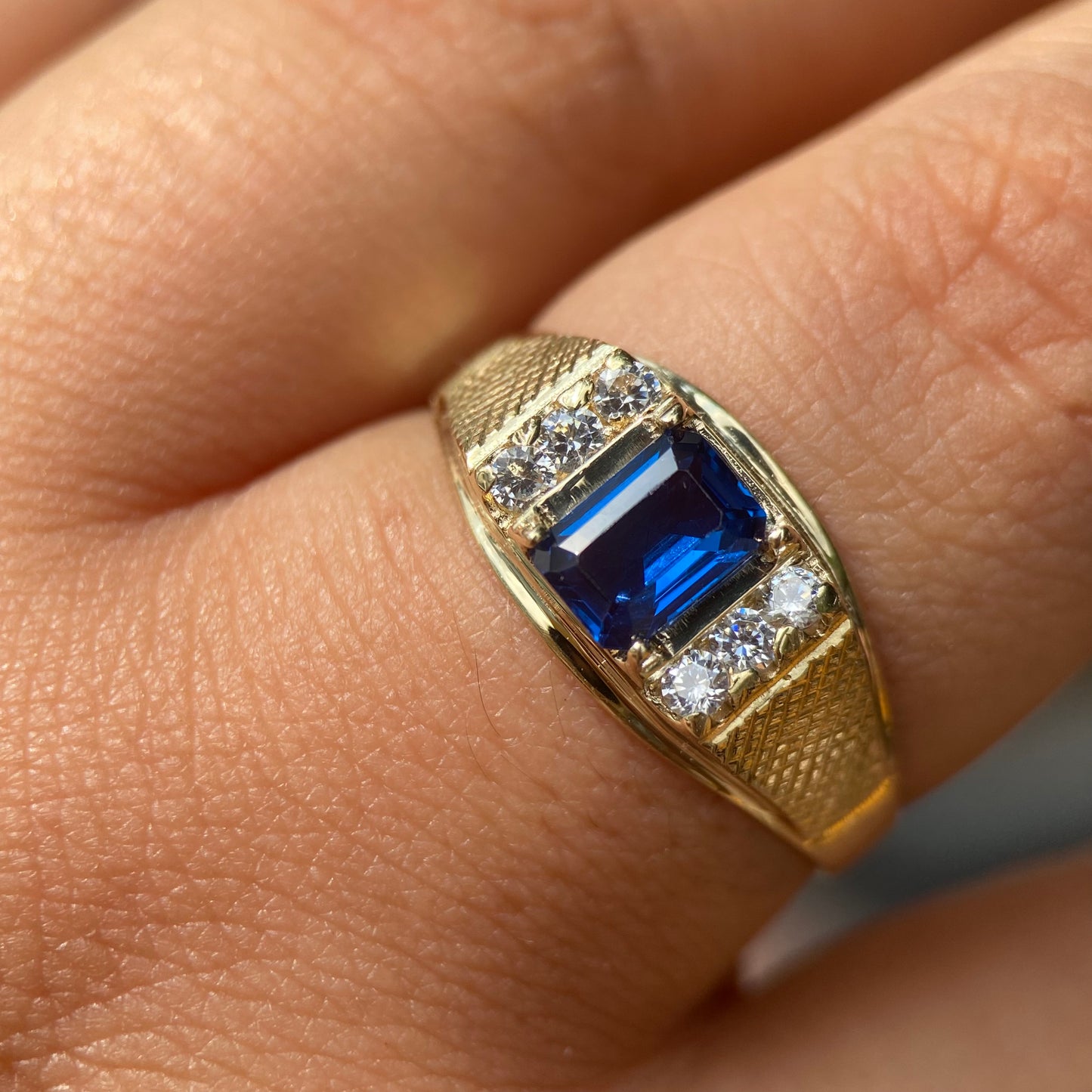 Anillo para Hombre en oro amarillo de 10k con circonias Mod017