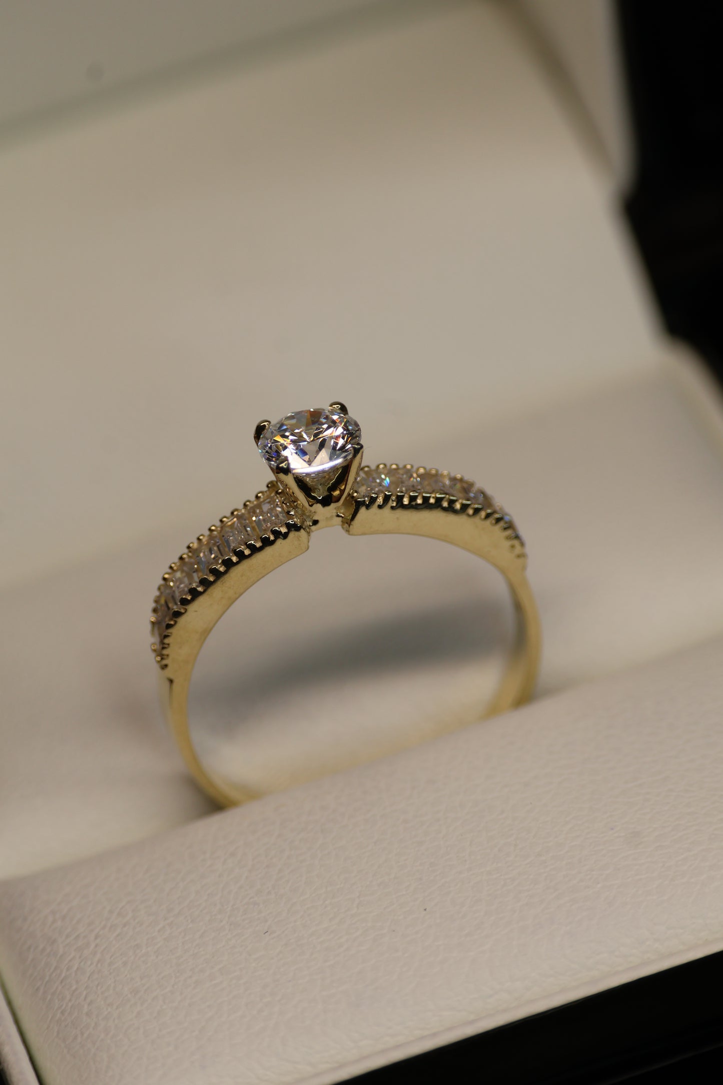 Anillo en Oro Amarillo 10k con Circonia Mod.15934