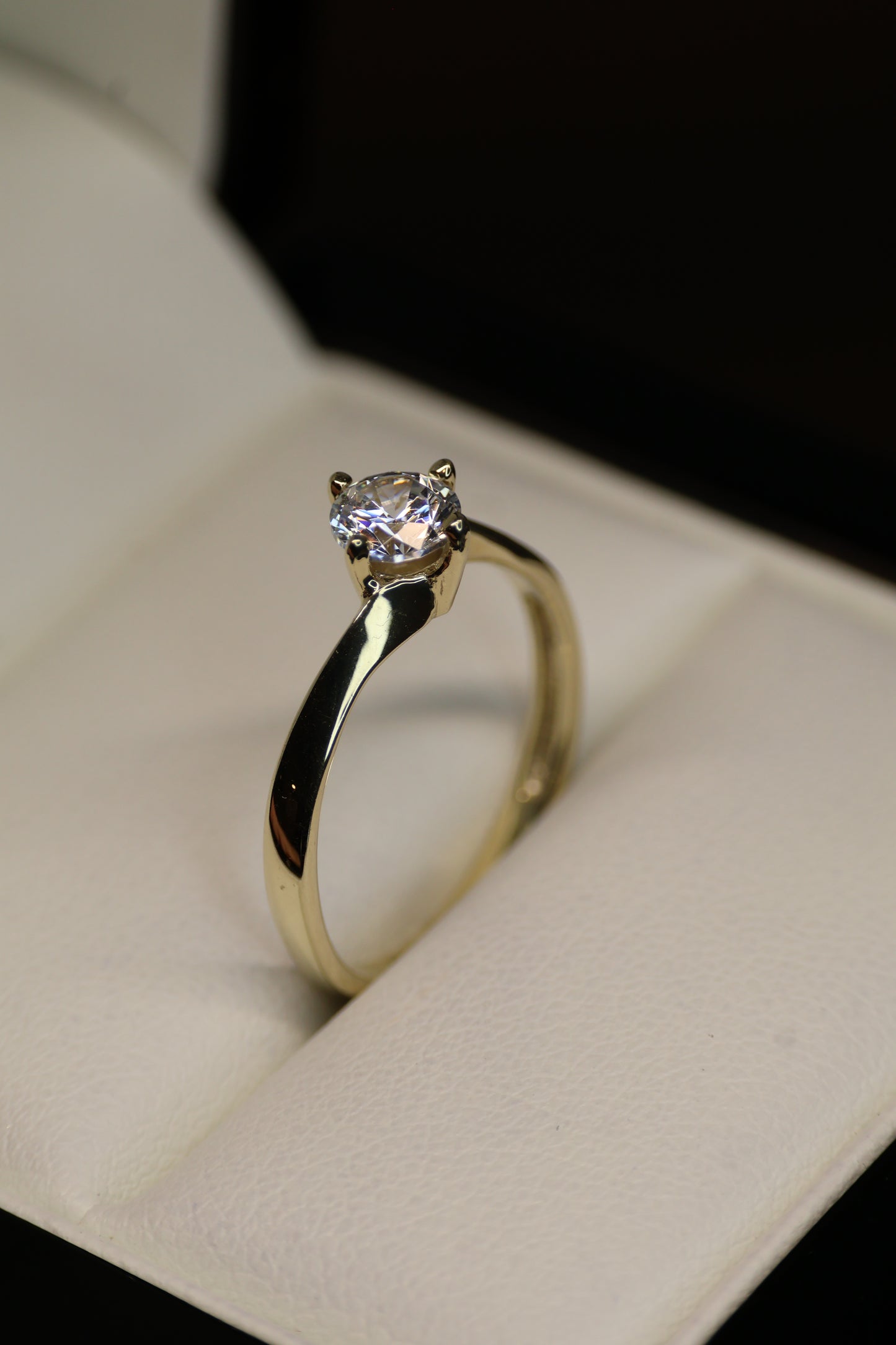 Anillo en Oro Amarillo 10k con Circonia Mod.15933