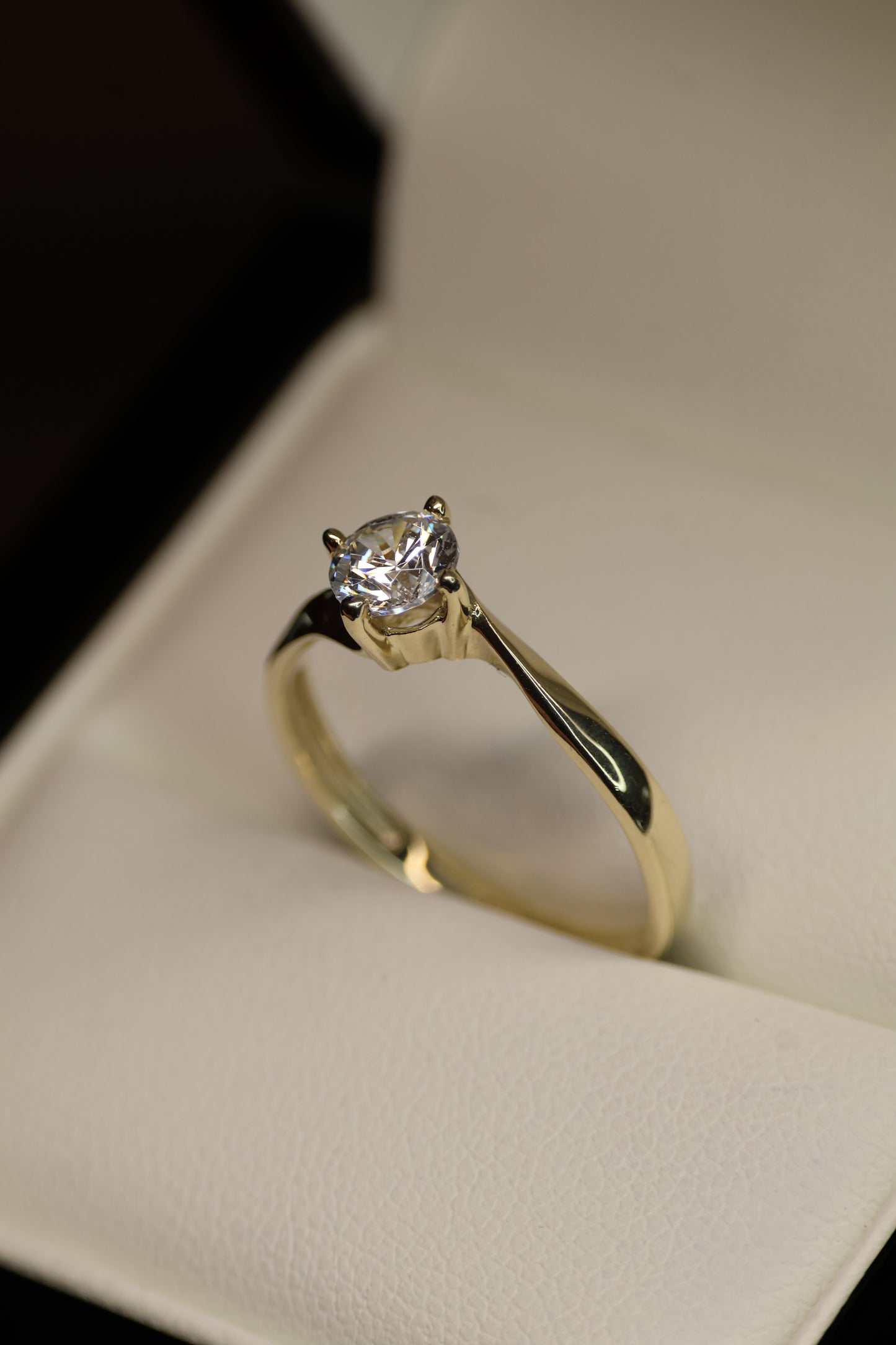 Anillo en Oro Amarillo 10k con Circonia Mod.15933