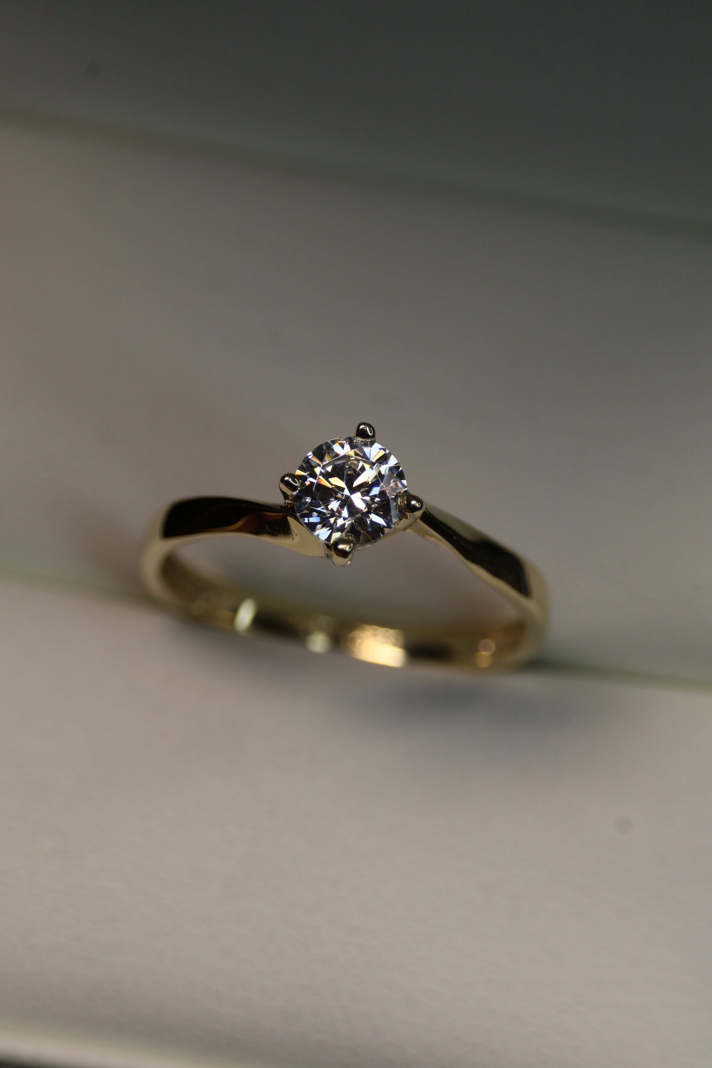 Anillo en Oro Amarillo 10k con Circonia Mod.15933