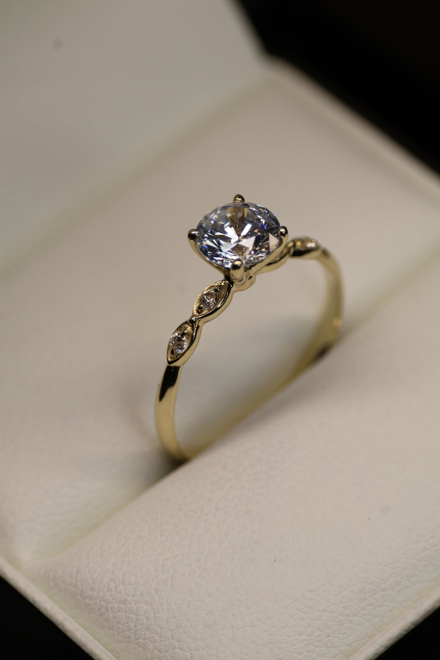 Anillo en Oro Amarillo 10k con Circonias Mod.15937