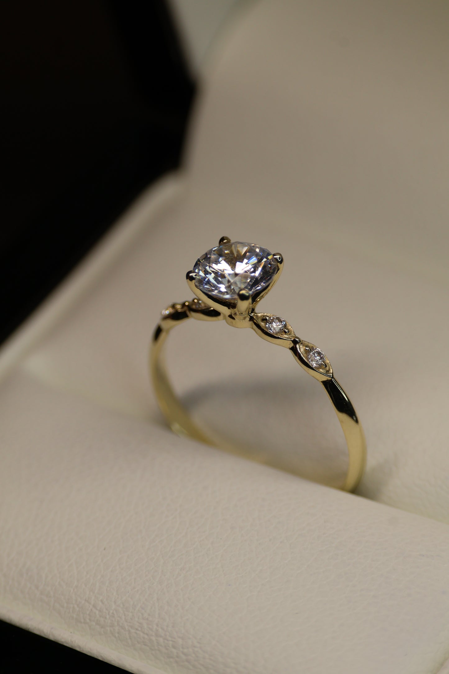 Anillo en Oro Amarillo 10k con Circonias Mod.15937