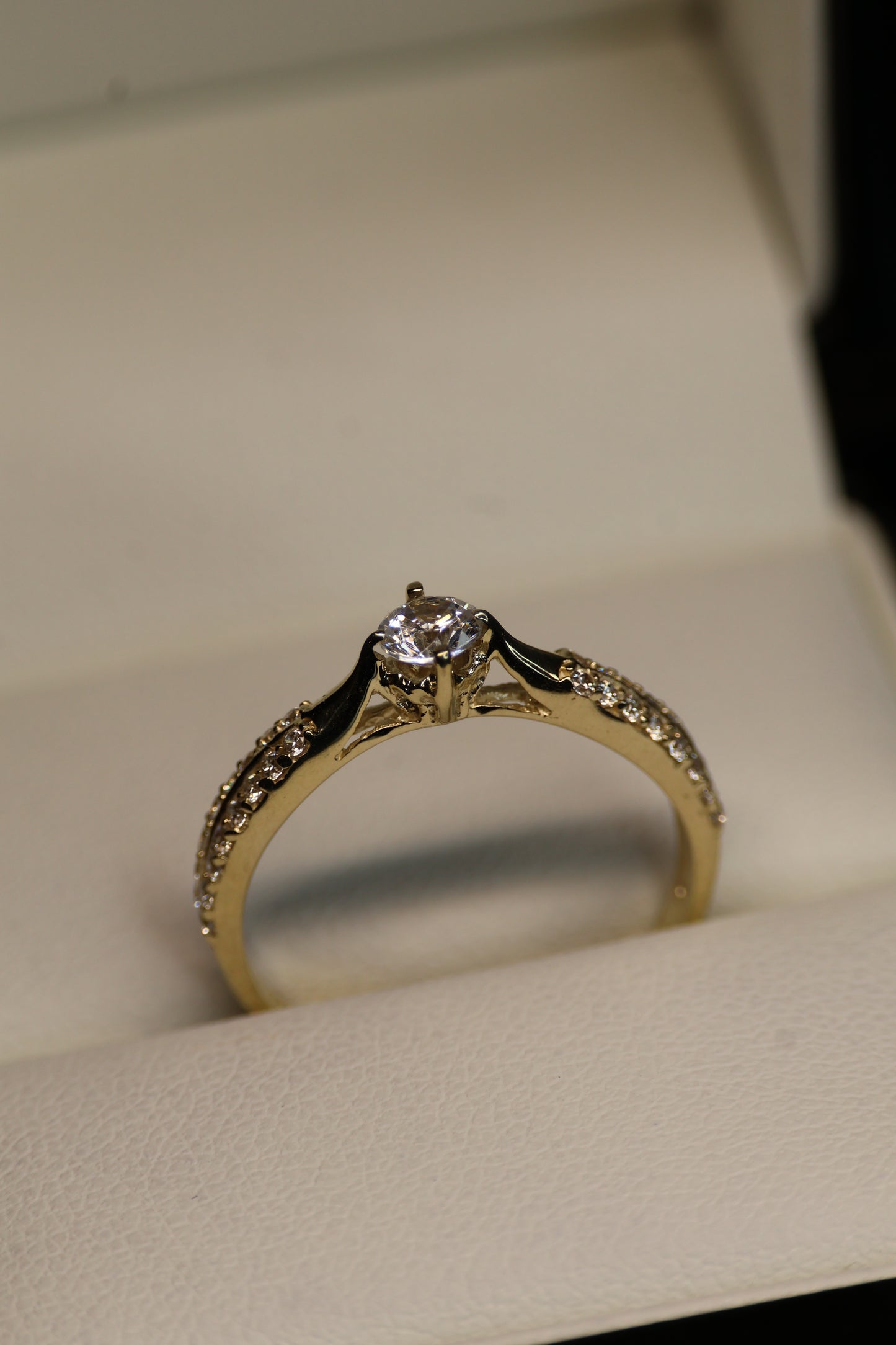 Anillo en Oro Amarillo 10k con Circonias Mod.15941