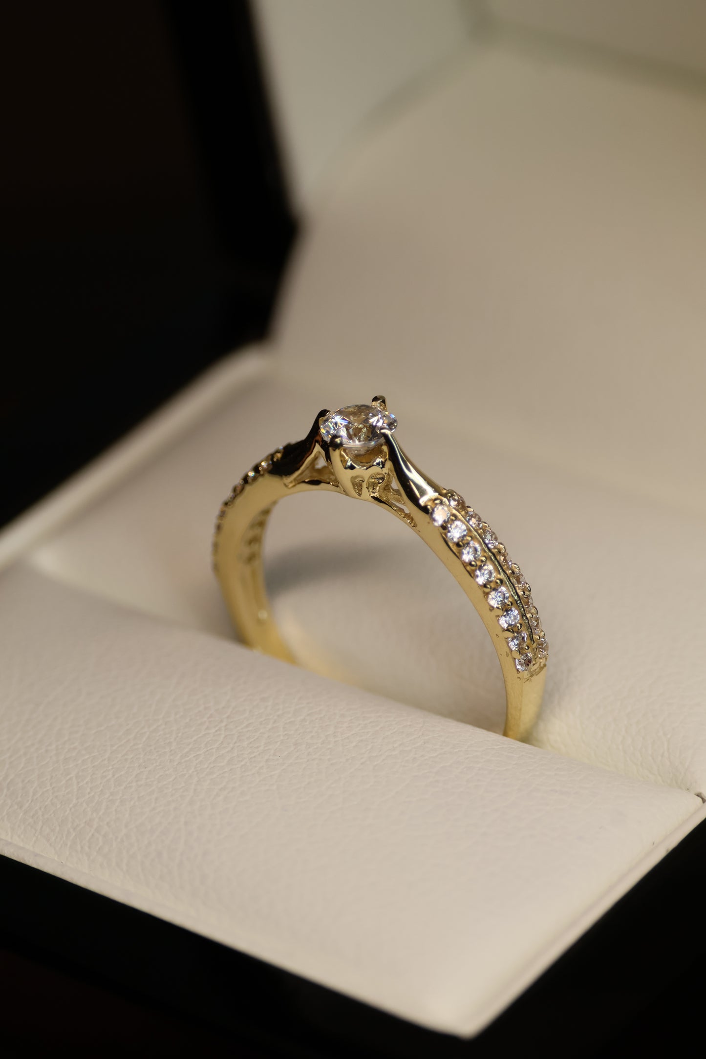 Anillo en Oro Amarillo 10k con Circonias Mod.15941