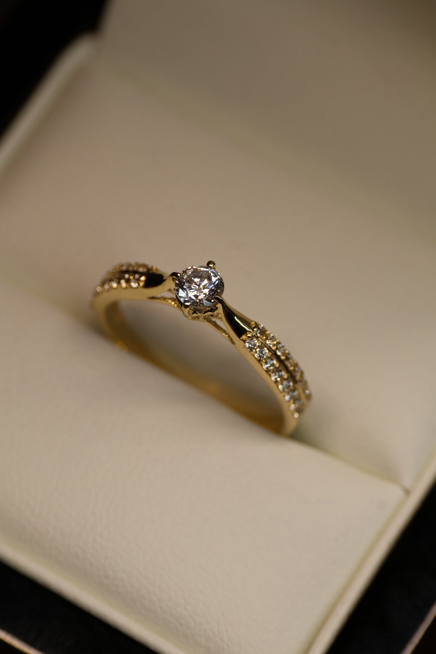 Anillo en Oro Amarillo 10k con Circonias Mod.15941