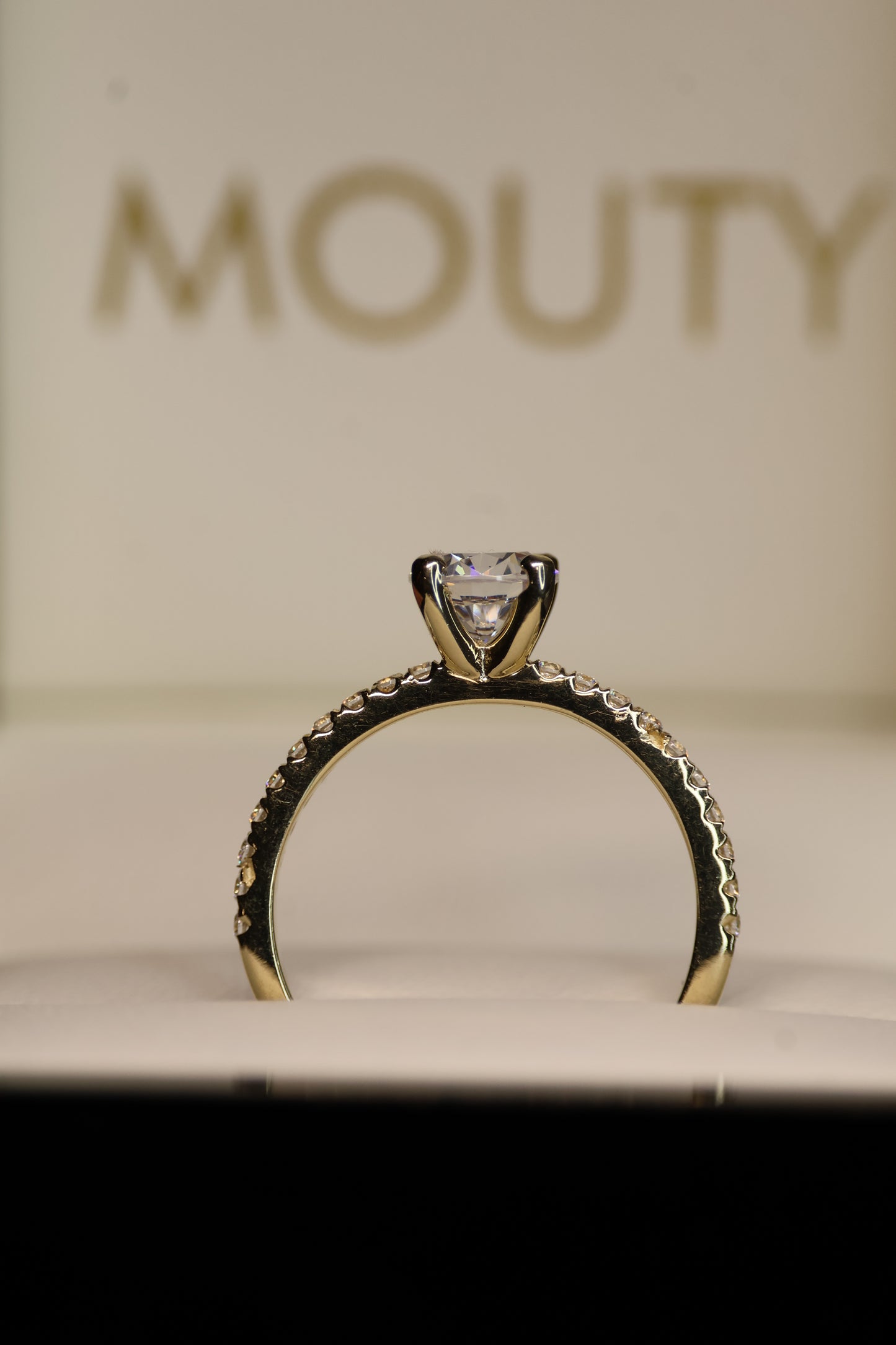 Anillo en Oro Amarillo 14k con Circonias Mod.16019