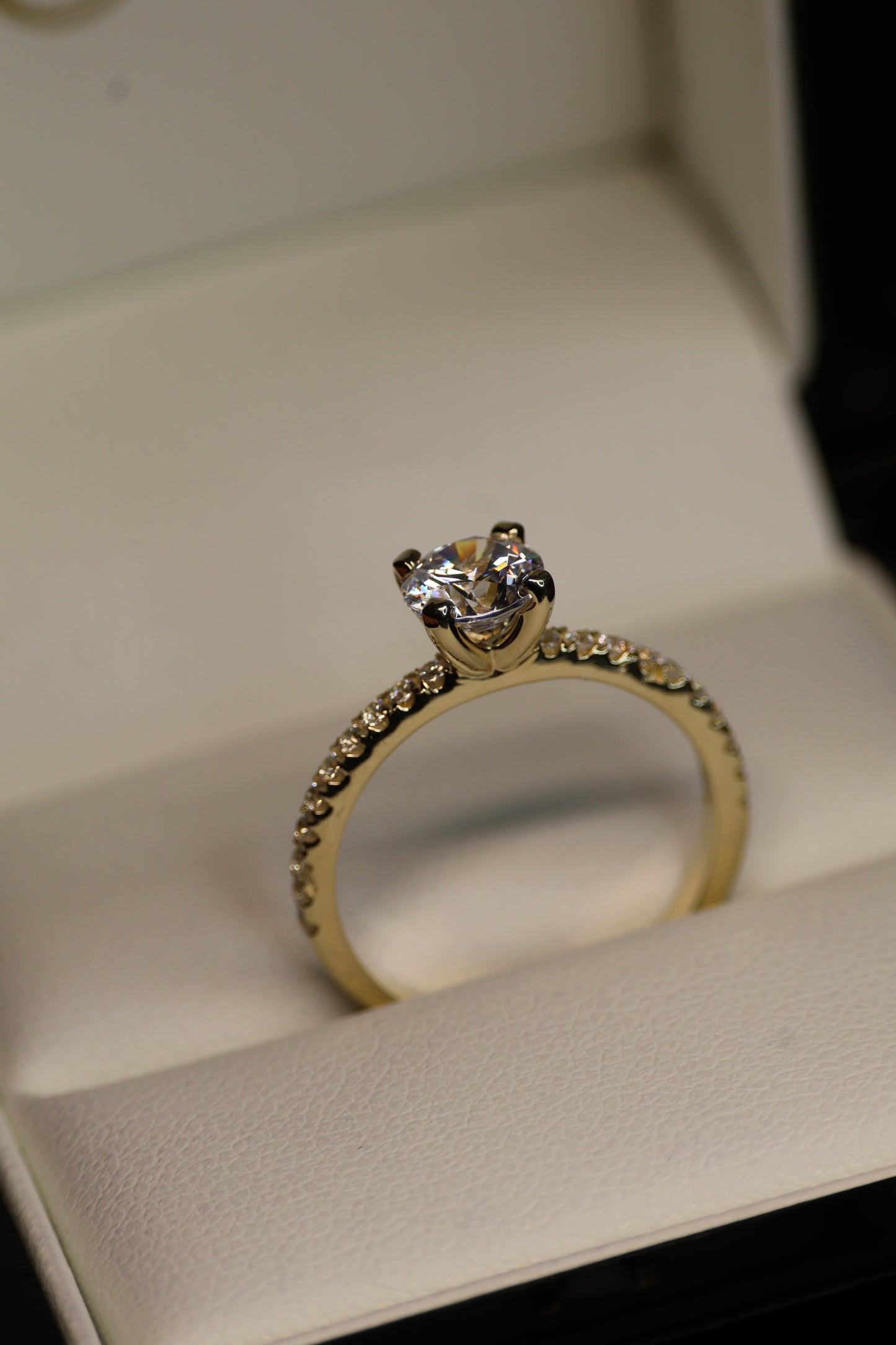 Anillo en Oro Amarillo 14k con Circonias Mod.16019