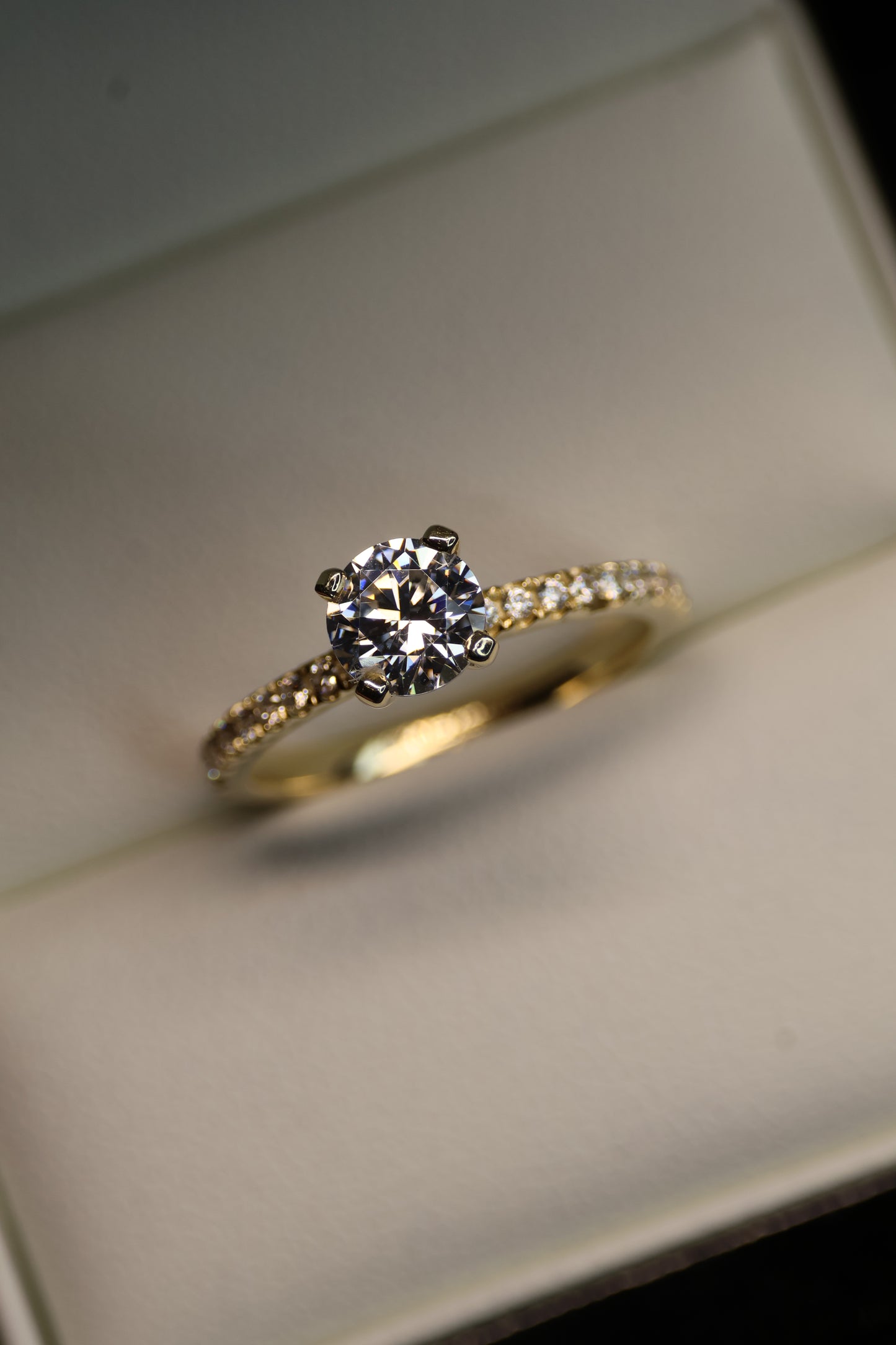 Anillo en Oro Amarillo 14k con Circonias Mod.16019