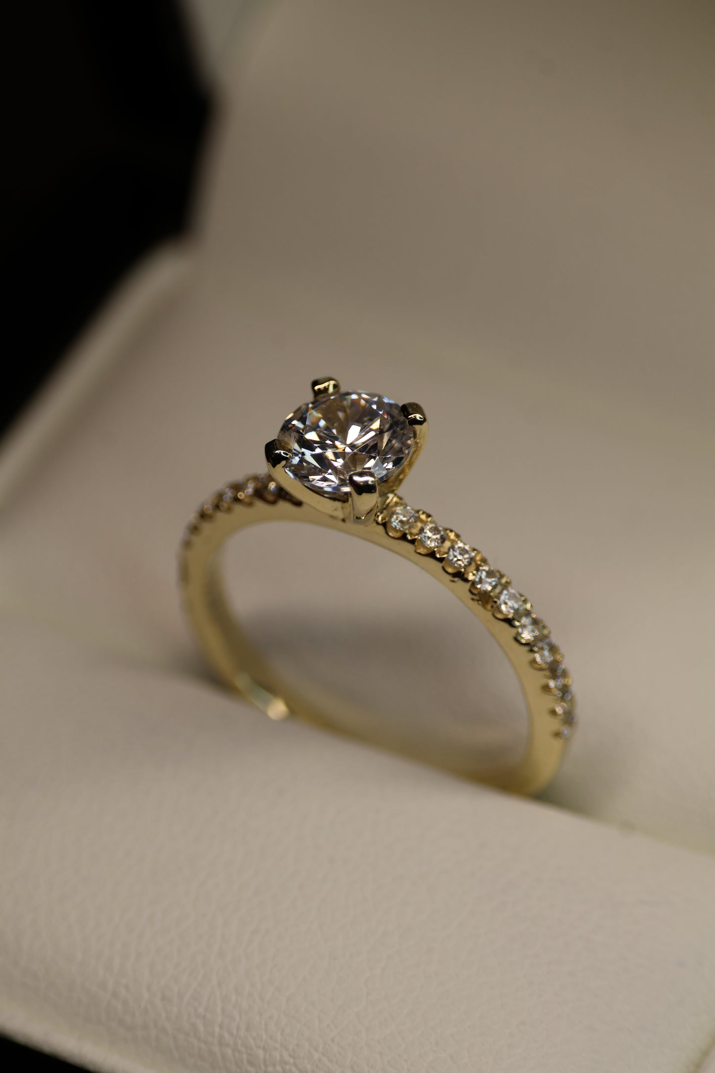 Anillo en Oro Amarillo 14k con Circonias Mod.16019