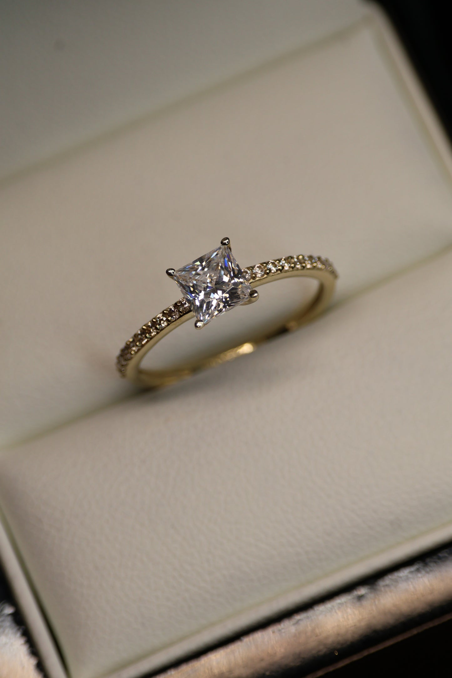 Anillo Nora en Oro .50 ct
