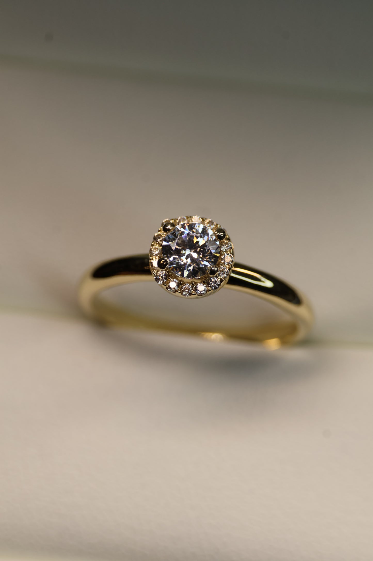 Anillo en Oro Amarillo 10k con Circonias Mod.15948