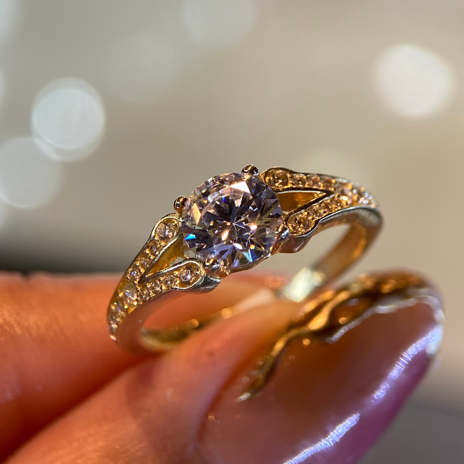 Anillo en Oro Amarillo 14K con Circonias  Mod. 14647